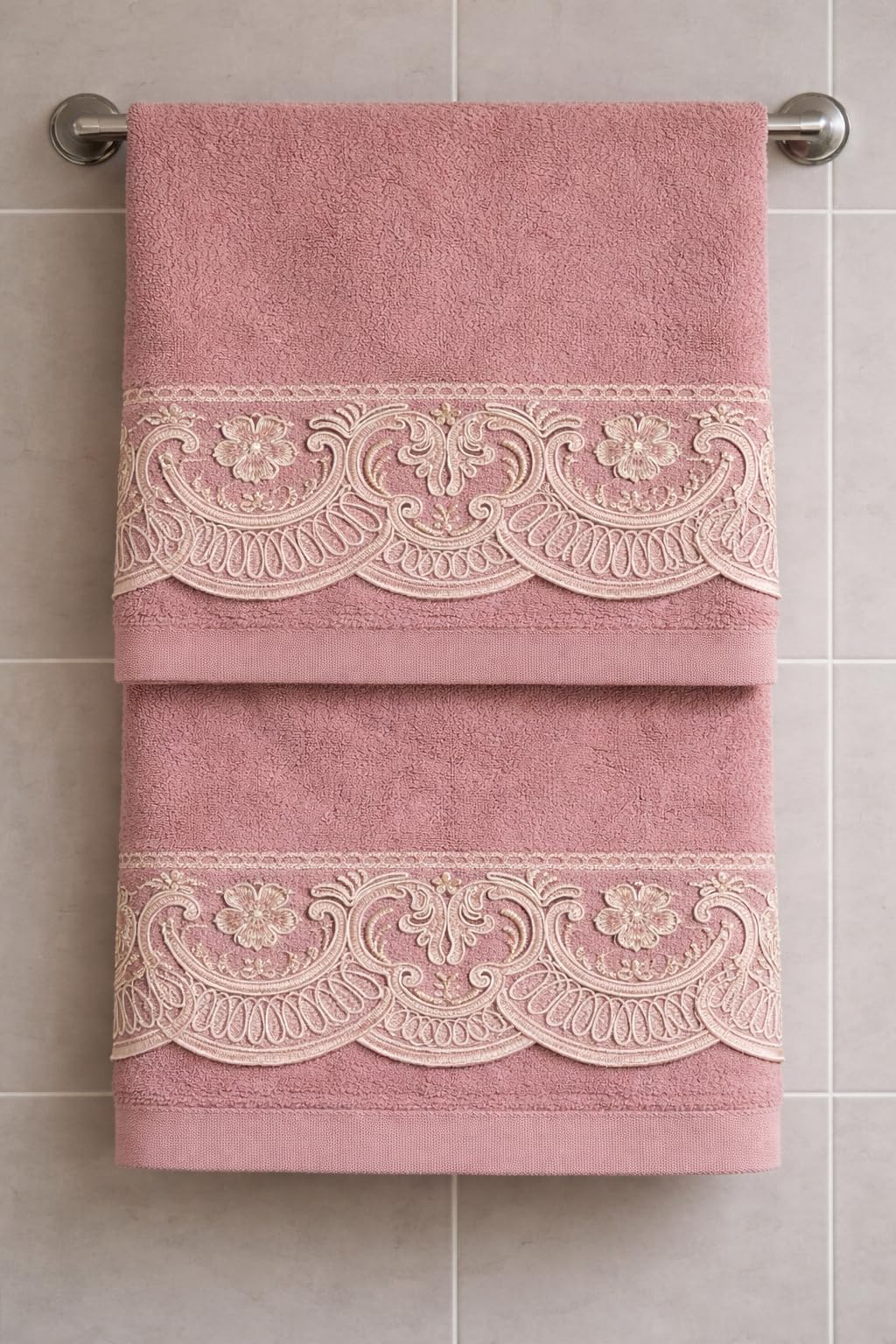 Corredocasa SET Asciugamani 1+1 in Spugna di Puro Cotone, Prodotto in Italia - Set Viso 60x100 e Ospite 40x60 con Pizzo Macramè - Morbidi, Assorbenti e di Alta Qualità - Idea Regalo Bagno (Cipria)