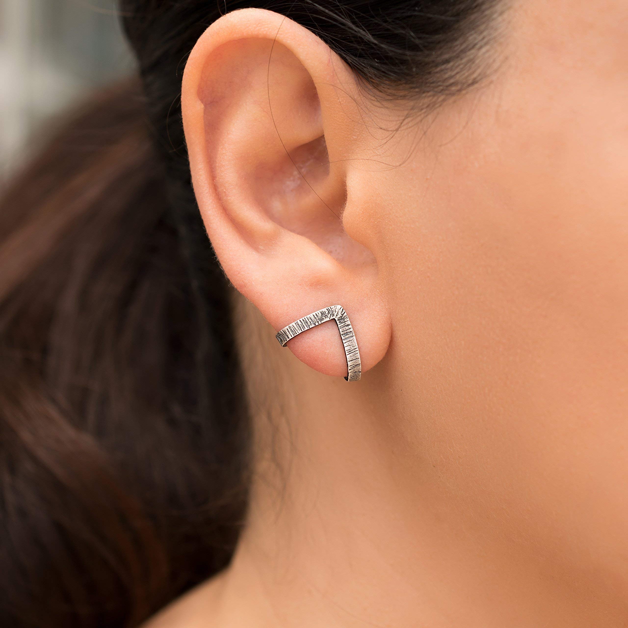 Pendientes de Stud triángulo chapados en rutenio, pendientes de espárragos, pendientes geométricos, aretes Chevron, pendientes de suspensión, pendientes minimalistas de triángulo (Chapado en rutenio)