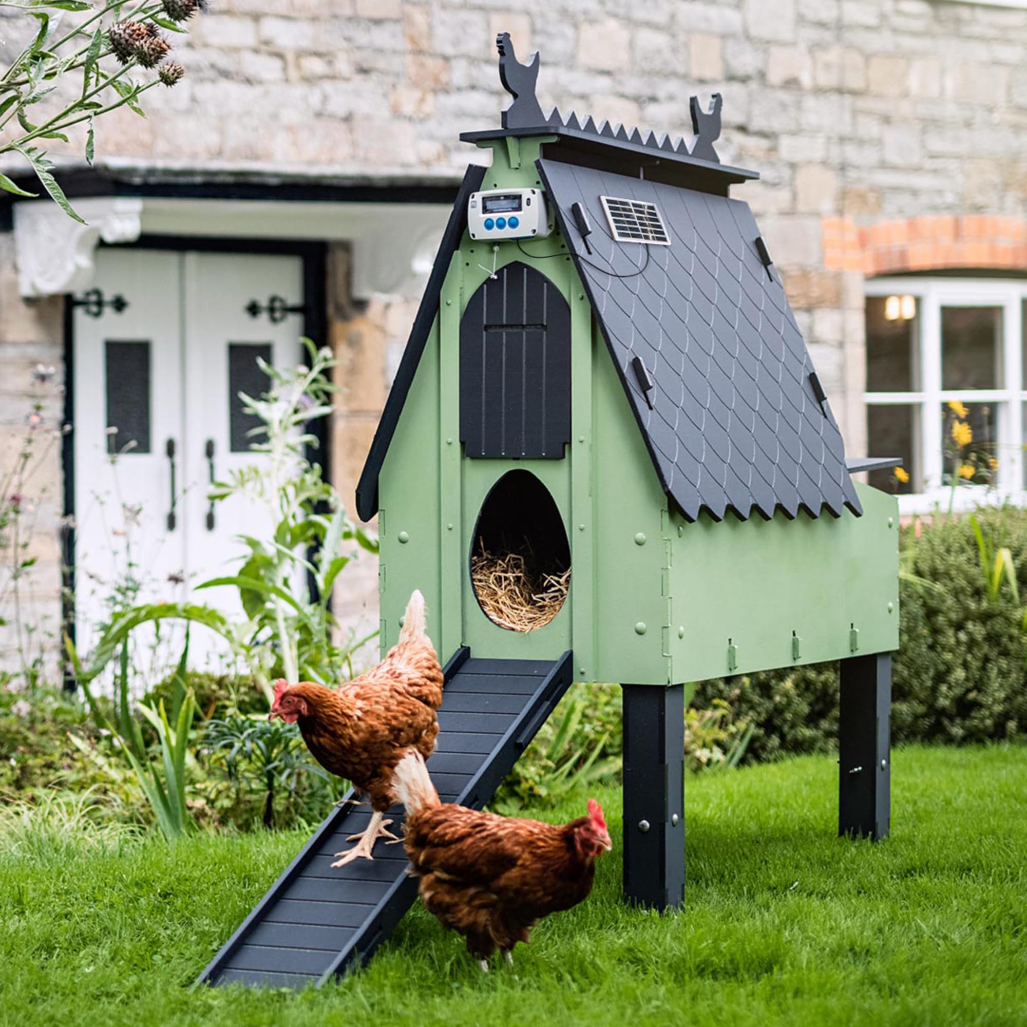 Apertura automatica della porta del pollaio ChickenGuard, alimentata da solare/batterie/elettrico. Timer/sensore di luce; solo unità motore o kit combinati. (PRO + Kit Solare)