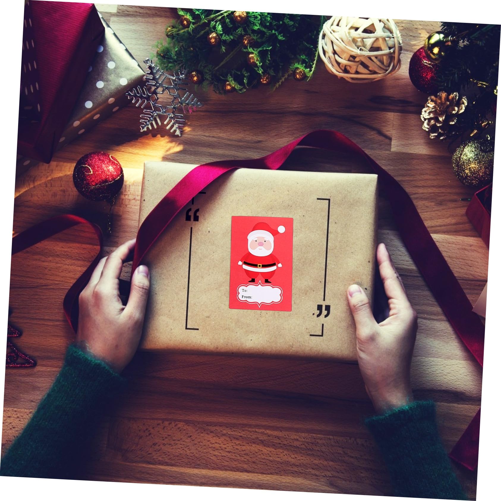 Angoily 4 Rollen Weihnachtsaufkleber Selbstklebende Sticker mit Buntem Weihnachtsmuster Langlebig Einfach zu Kleben für Geschenke Karten DIY Dekoration und Festliche Verpackungen