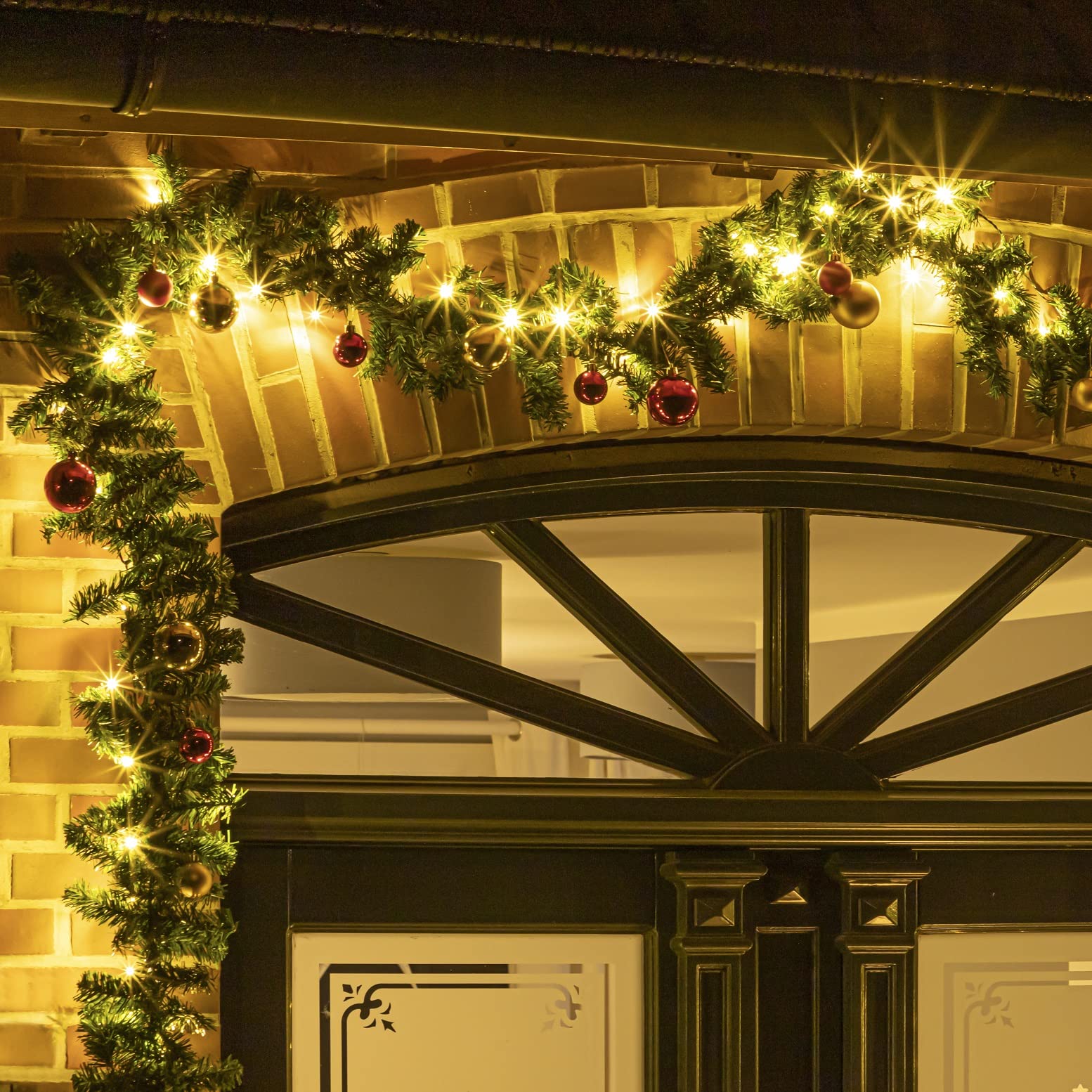 LED Weihnachtsgirlande mit Christbaumkugeln 5 Meter innen + außen in naturnaher Tannenoptik für innen und außen