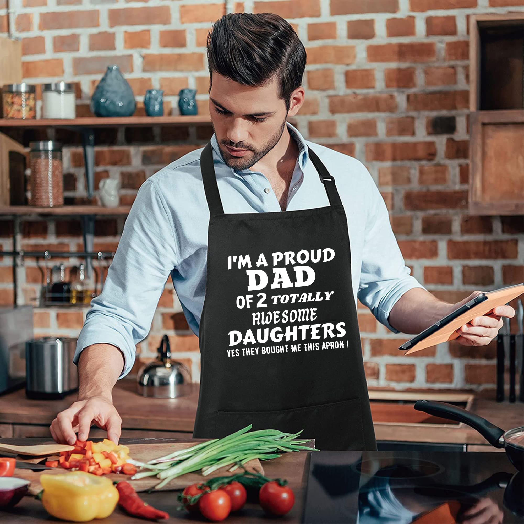 Delantal divertido con texto en inglés "Proud Dad Of Two Totally Awesome Daughters" para barbacoa, para cumpleaños, día del padre, Navidad, día de San Valentín, regalos para papá, marido,