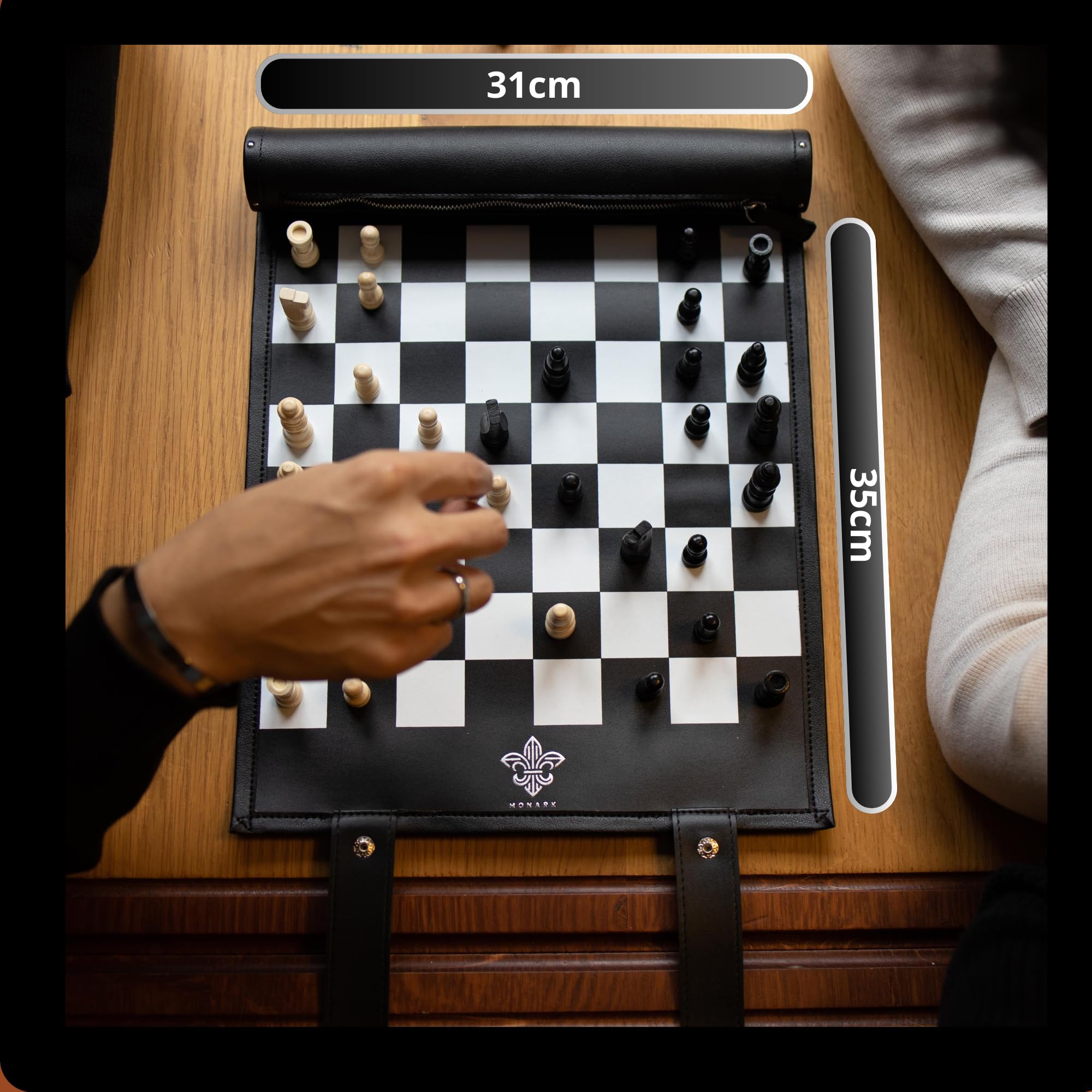 MONARK – Jeu d’échecs de Voyage Pliable en Cuir, échiquier Souple 35 cm, pièces en Bois, Set Portable Premium avec Trousse intégrée, Fabrication Artisanale, 2 Reines incluses