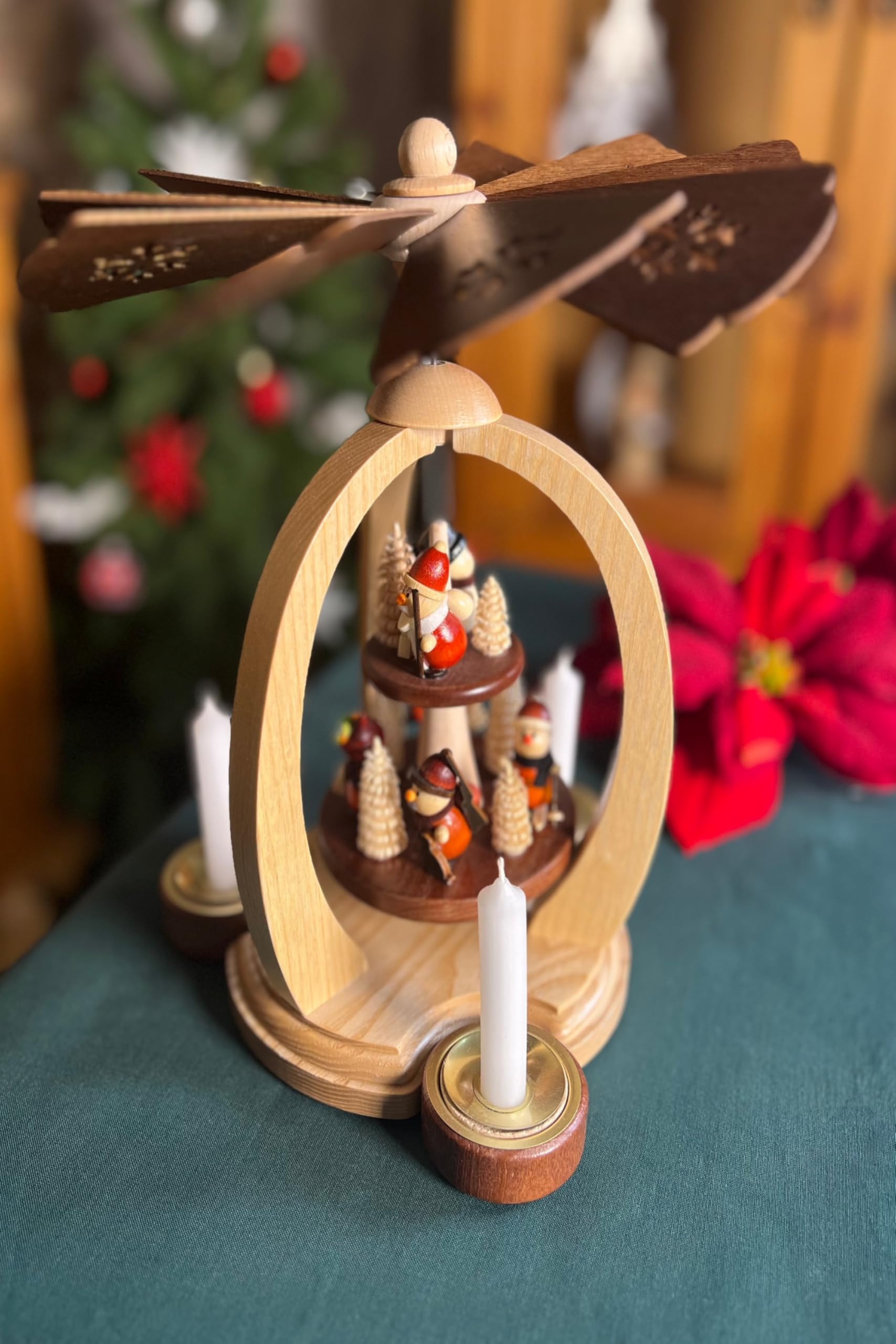 Erzgebirge Palast 2-stöckige Pyramide Waldleute zur Weihnachtszeit - Exklusiv - 26 cm
