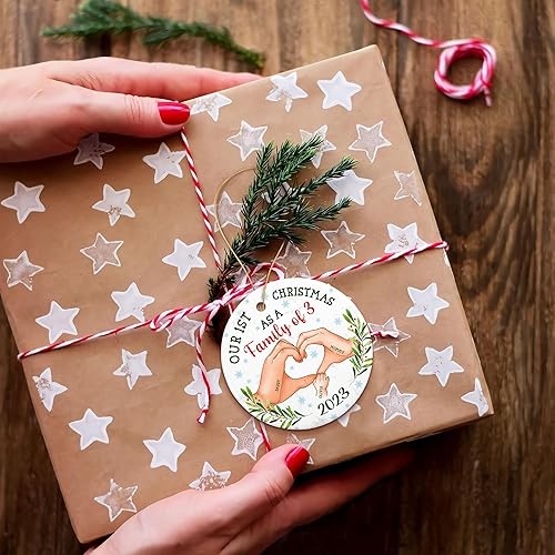 Miniatura 4 de Adorno personalizable de Navidad con texto en inglés Our First Christmas as a Family of Thre, para familia de 3, regalo para padres nuevos, primera