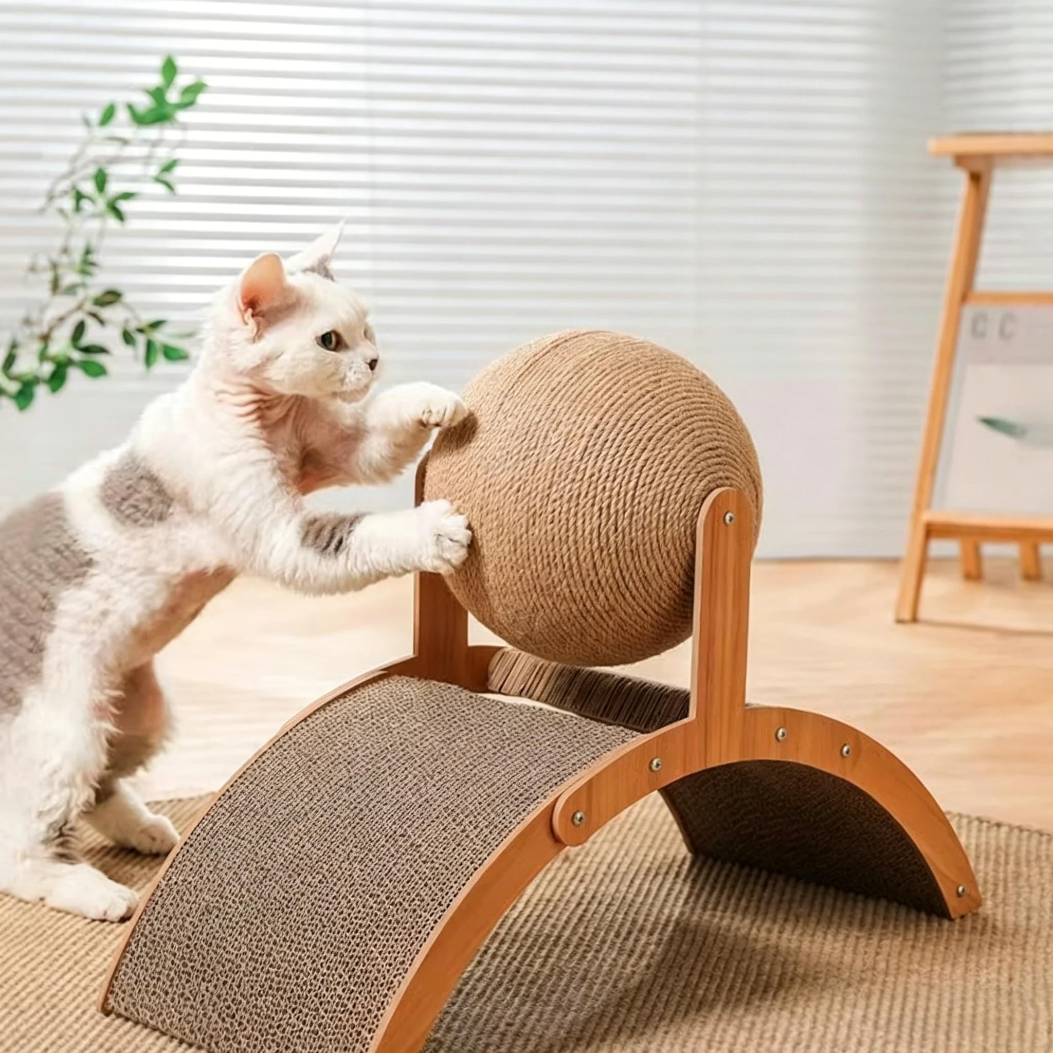 Palla tiragraffi interattiva in sisal con palla rotante a 360°, design ad arco e ponte, resistente tappetino tiragraffi per gatti da interni, appartamento (L)