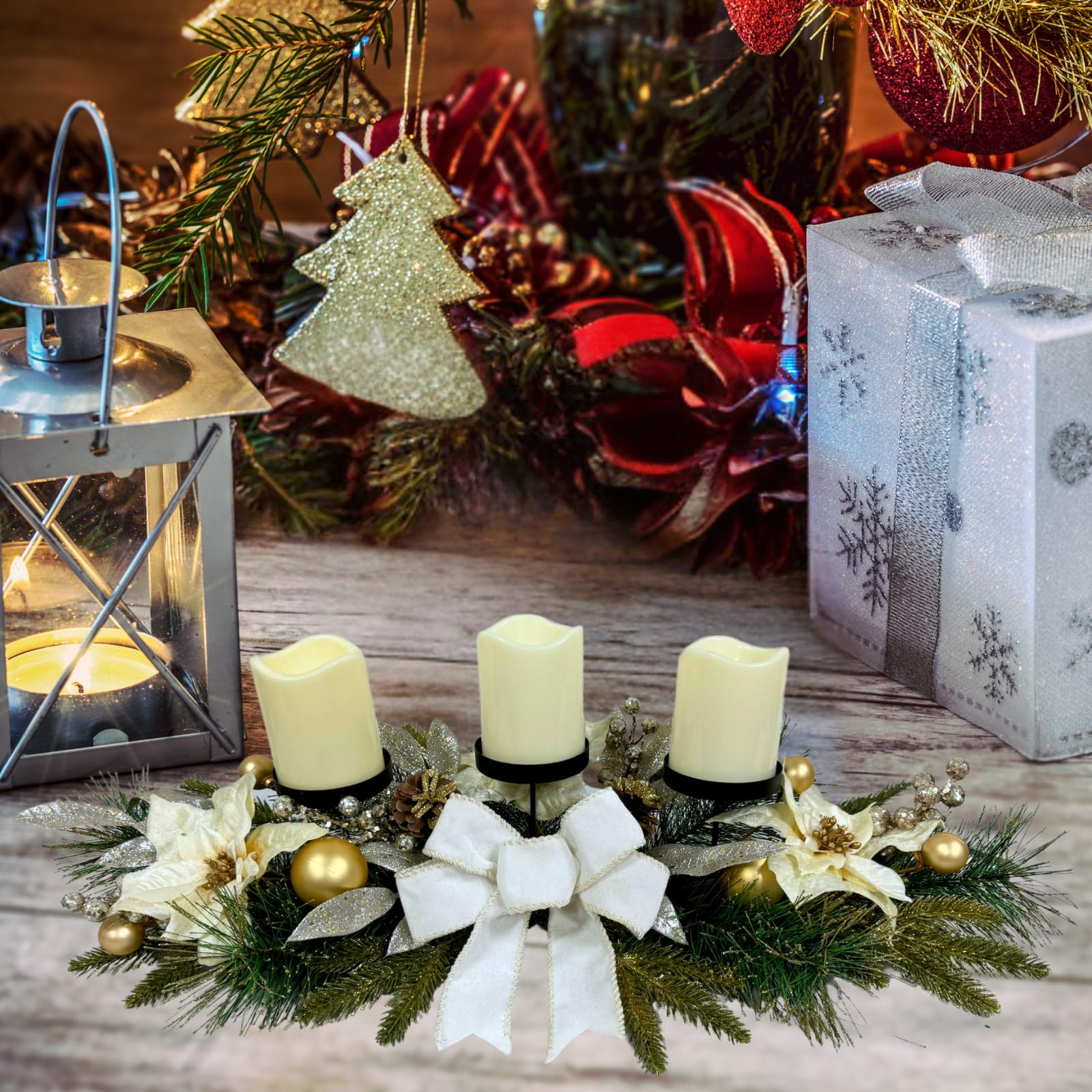 Svndlyn Portavelas de Navidad, centro de mesa de Navidad, 3 portavelas con flores de Pascua blancas, lazo decorativo con purpurina y ramas de pino, piñas para centro de mesa, decoración navideña