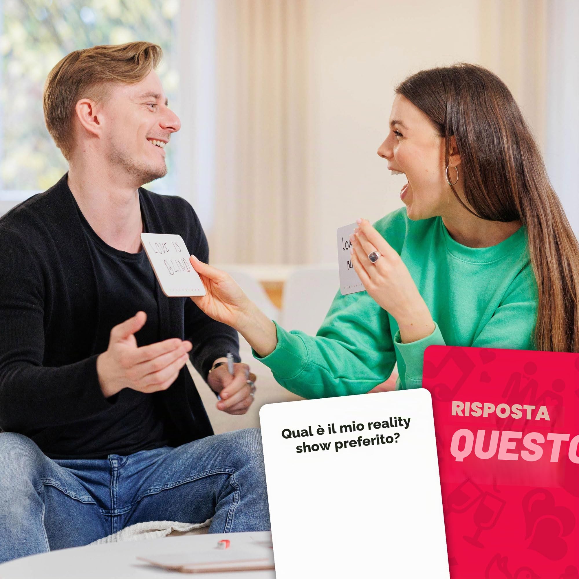 The World Game Gioco da Tavolo per Coppie in Inglese - 150 Domande con Carte per Conoscersi Meglio - Regalo per Adulti, San Valentino, Anniversario per Lui e Lei - Giochi di Società per Uomo e Donna