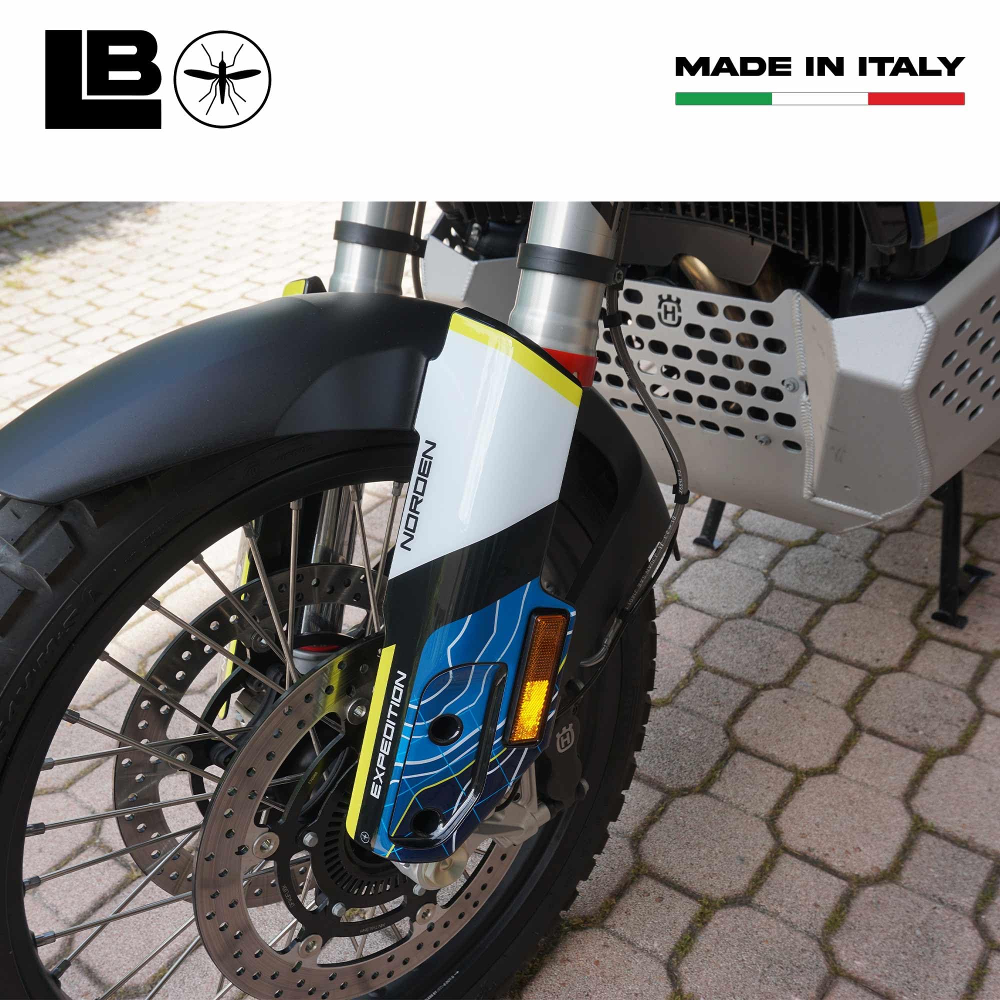 labelbike Adesivi 3D Moto Parafango Compatibile con Husqvarna | Norden 901 Expedition 2023, Protezione in Resina, Antigraffio, Decorazione, Giallo Bianco Blu