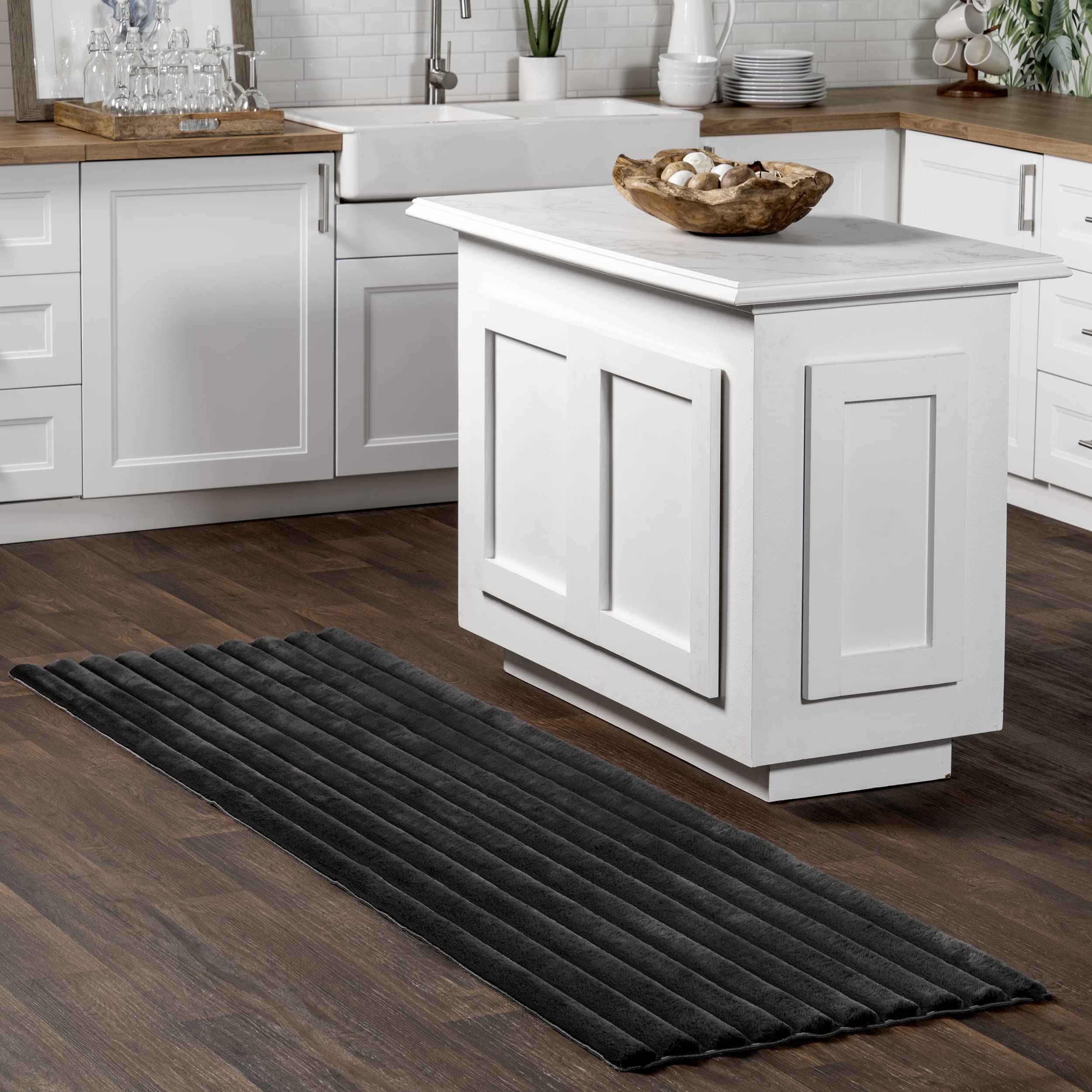 Tapis de couloir gris nuLOOM Kai Stripe runner lavable fausse fourrure lapin