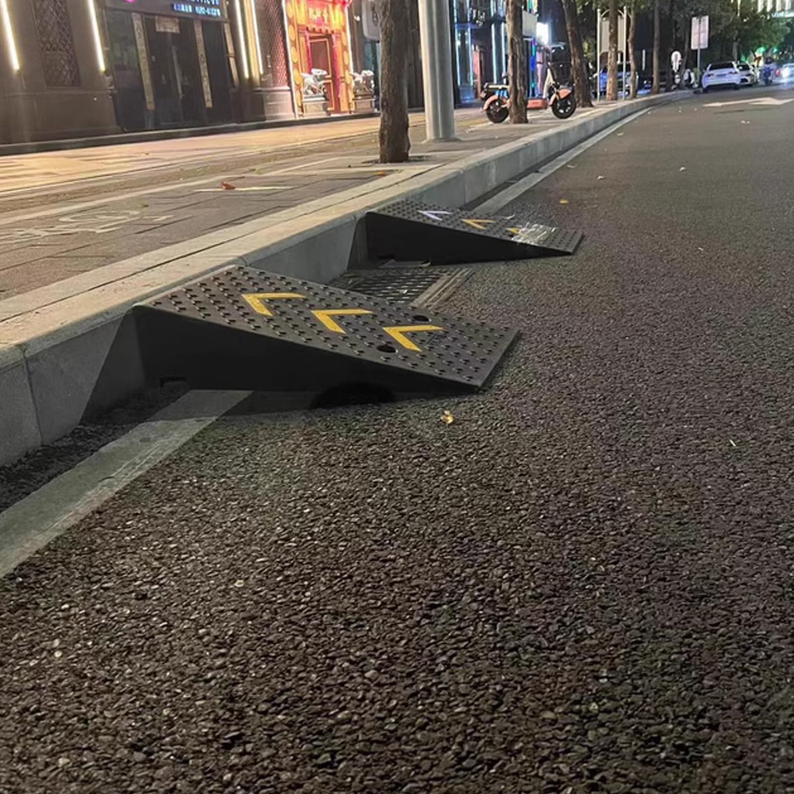 Wytrzymała gumowa rampa krawężnikowa do podjazdów, pojazdów, wózków widłowych, motocykli i wózków inwalidzkich, trwała, odporna na warunki atmosferyczne rozwiązanie dostępowe