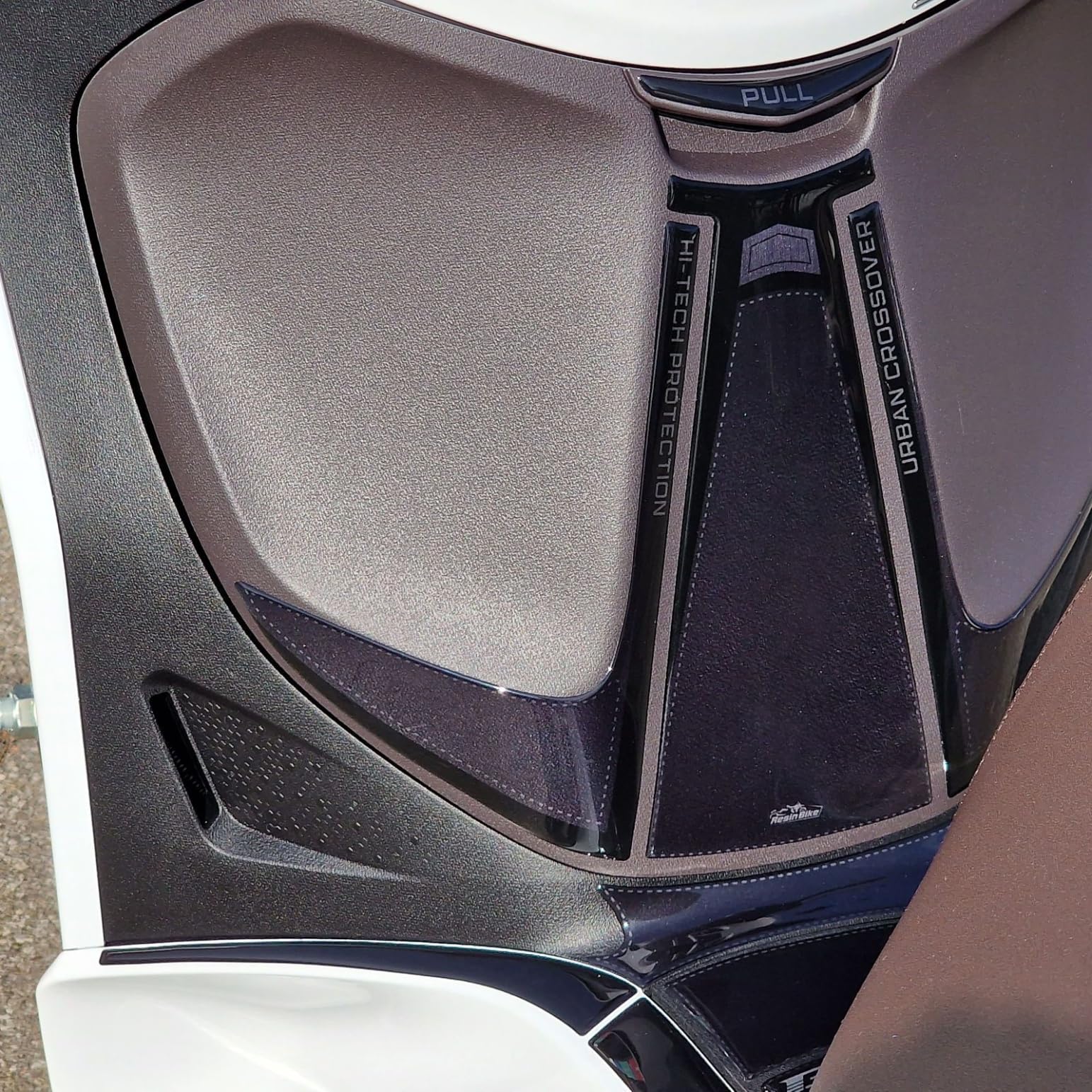 Resin Bike Adesivo Scooter Compatibile con Piaggio Beverly 300 - Piaggio Beverly 400 2021-2026. Protezione Sportellino Portaoggetti/Vano Anteriore da Urti e Graffi. Adesivi Effetto 3D Made in Italy