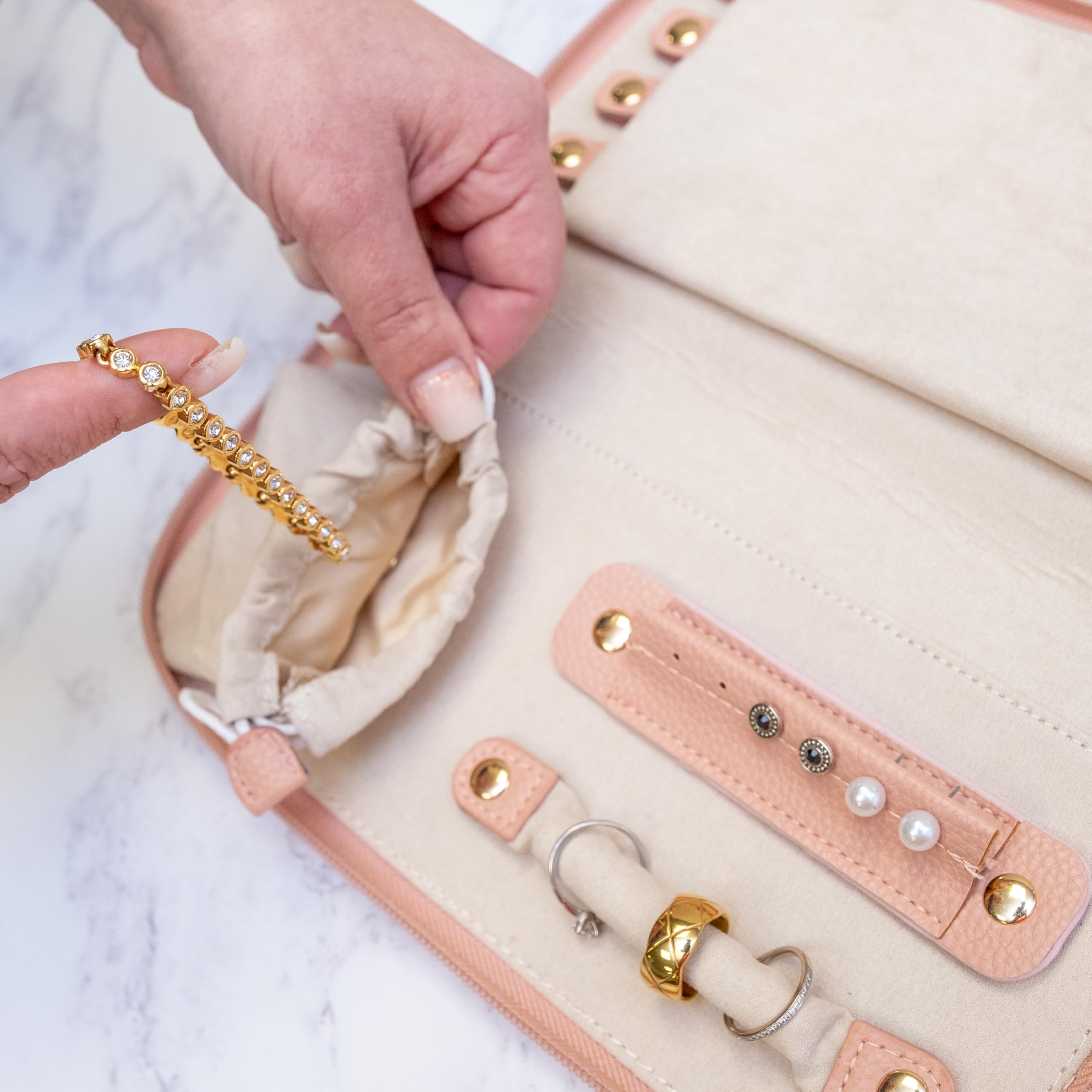 TRIXES Cartera de viaje para joyas, soporte de piel vegana rosa con cremallera para anillos, pendientes, pulseras y collares, etc. - Accesorio esencial de viaje