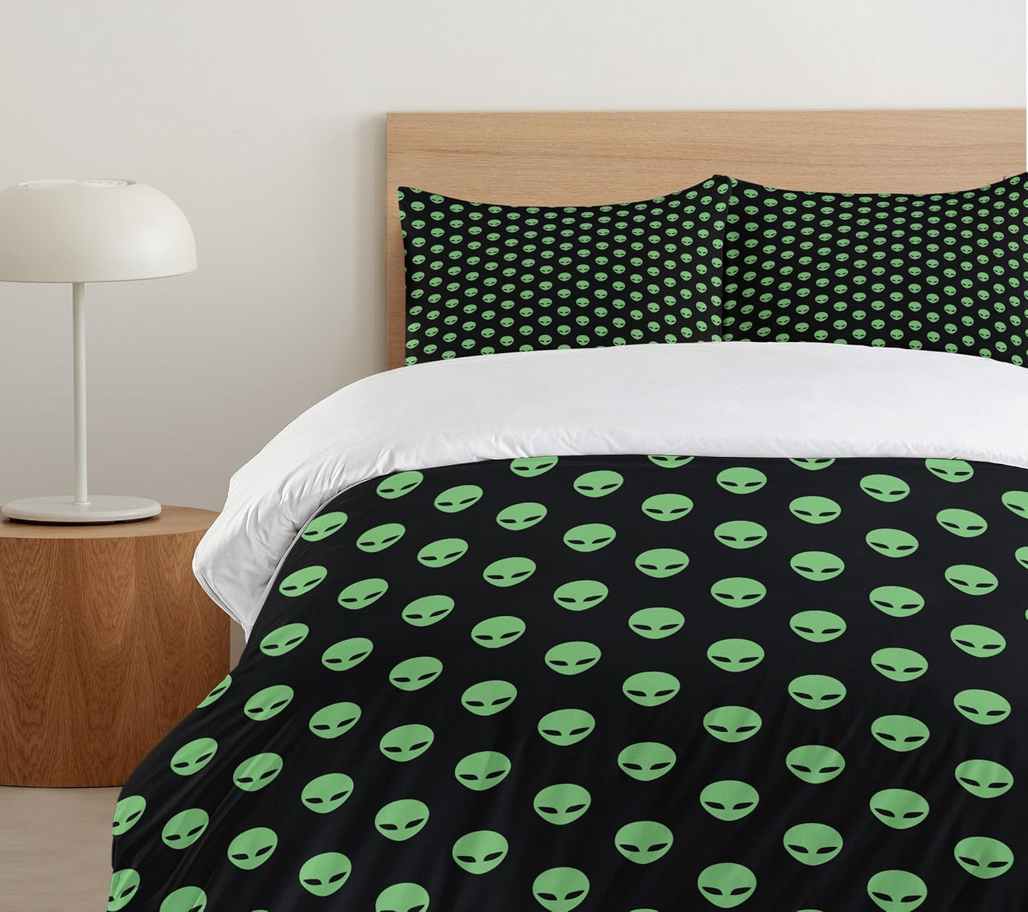 Ambesonne Alien Duvet Cover Set, Supernatural Martiansal Beings from Other Planets Head of an Alien, Decorative 3 Piece Bedding Set with 2 Pillow Shams, Queen Size, Fern Green Black Queen Fern Green Black