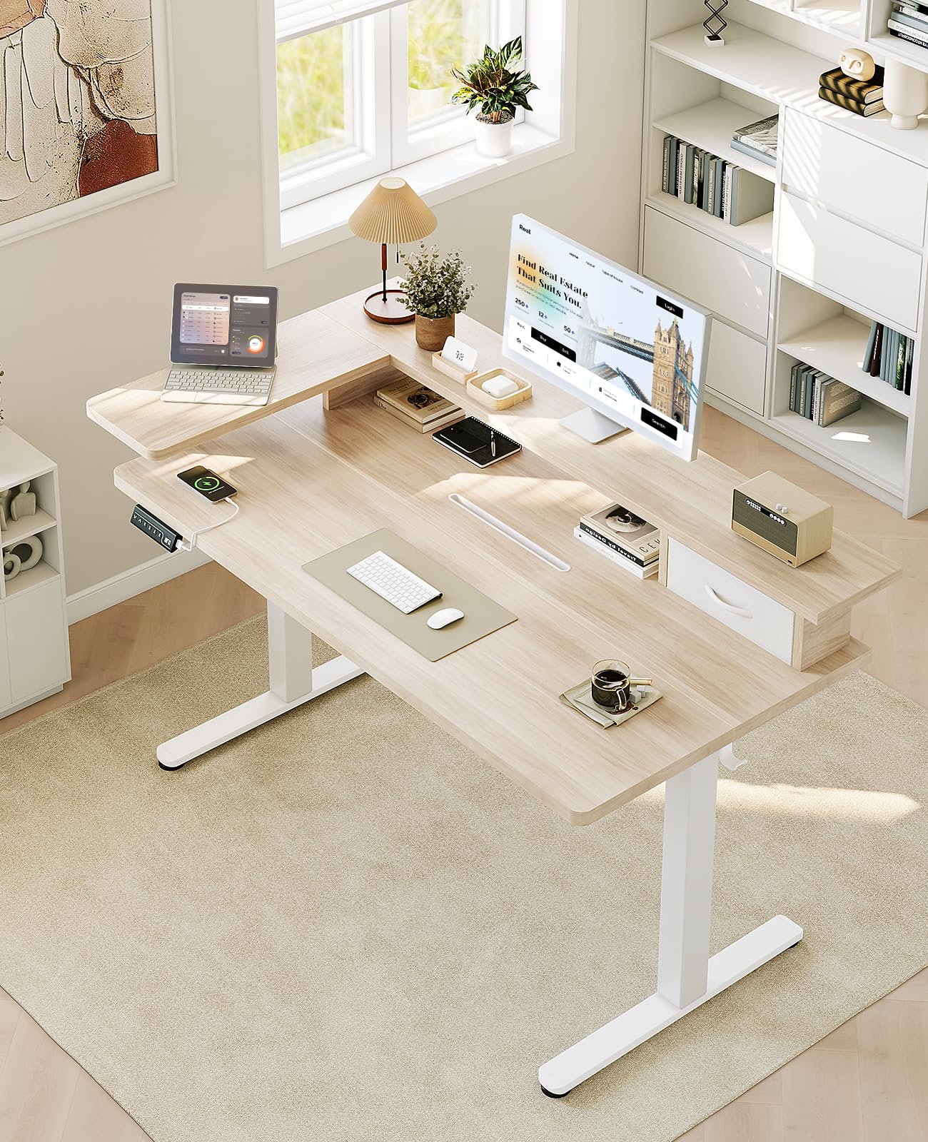 OffiGo Bureau Assis Debout, 120 x 60 cm Bureau Debout Electrique avec Support d'écran en L, Standing Desk avec Tiroir, Table avec Prise USB, Ergonomique Table Ordinateur, Beige