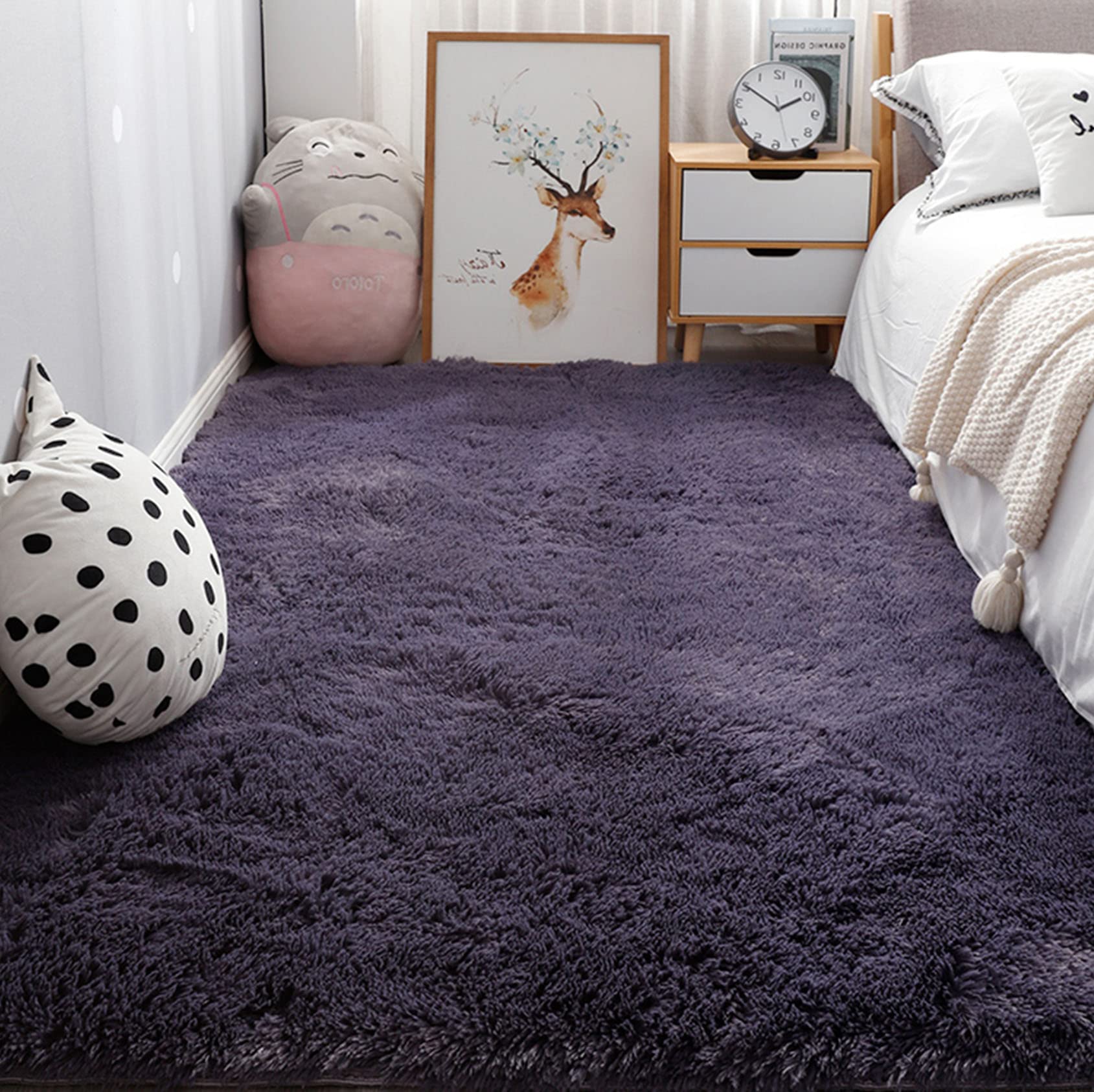 Tapis en peluche pour chambre et salon : créez un cocon moderne gris