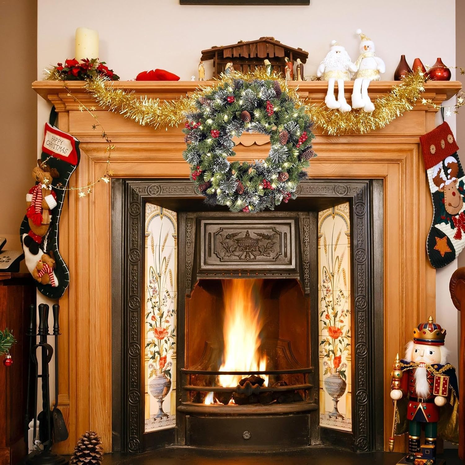 Ghirlanda Natalizia LED 60 Cm Con Pigne E Bacche Rosse - Illuminata A Batteria, Per Porta E Camino