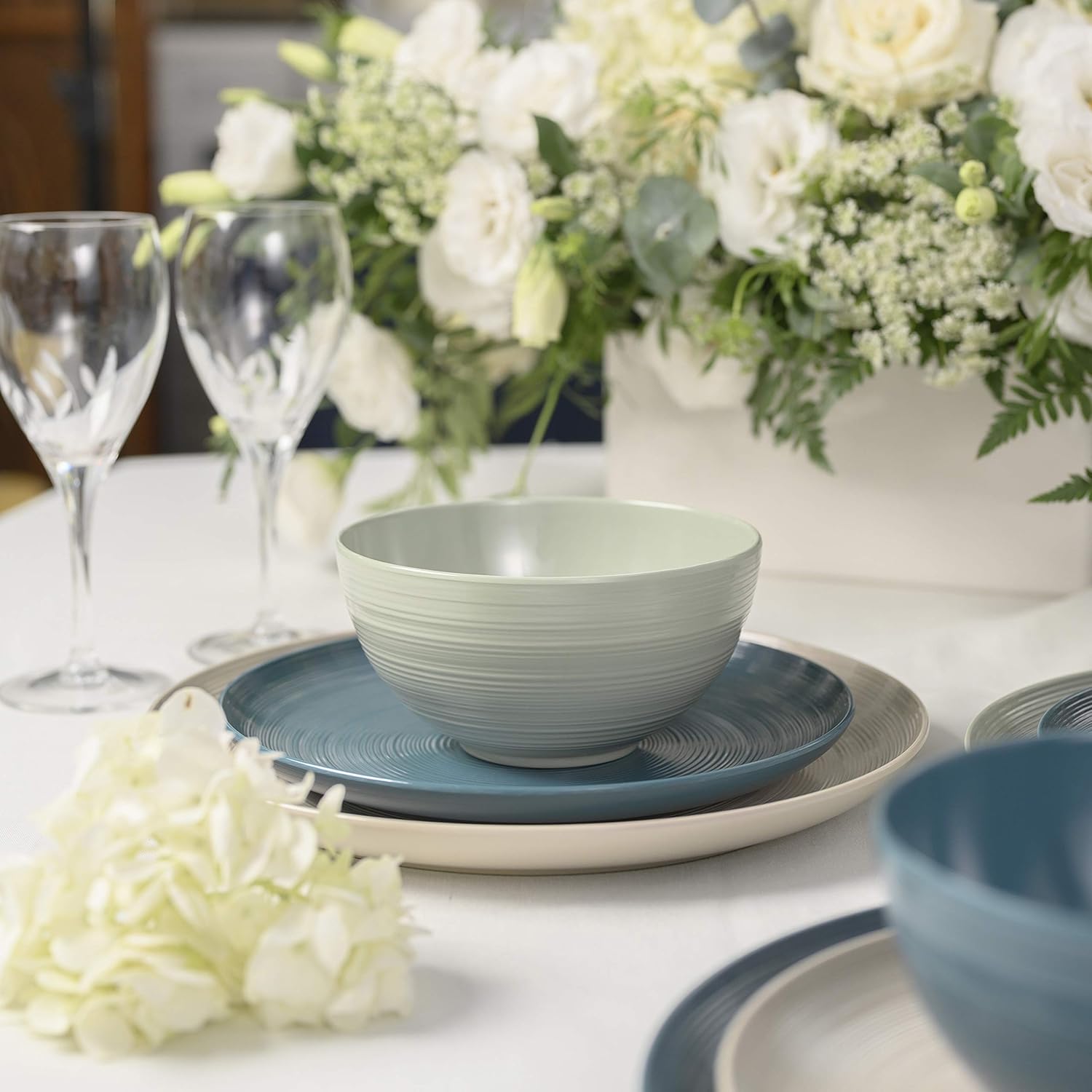 Zak Designs Dinnerware Sets for Indoors and Outdoors, 12 Pieces Melamine Plastic Plates and Bowls for Dinnertime with Family (American Conventional Sand)