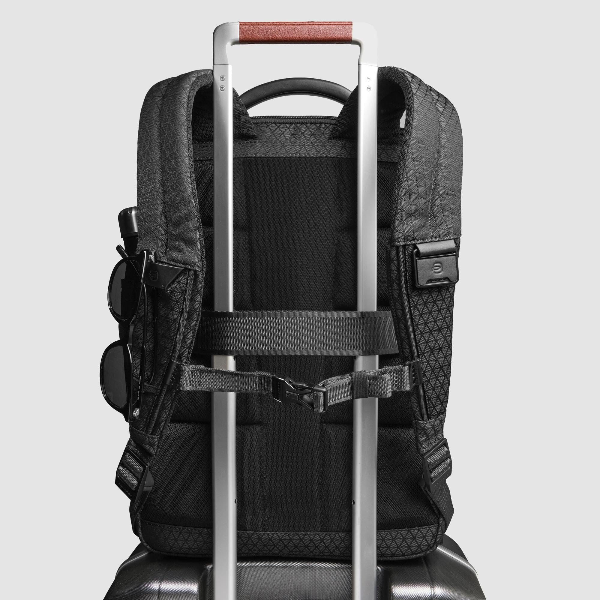 PIQUADRO - Zaino Viaggio Modulare 2in1 PC 15,6" Pelle - Unisex - Nero | Aggancio per Trolley, Doppia configurazione, Spallacci imbottiti, Vani organizzati, Trasferte, Business