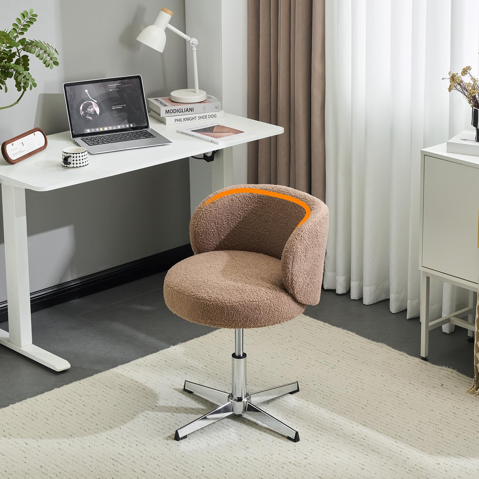 Silla Vani marrón con respaldo curvado ergonómico y asiento de espuma de alta densidad