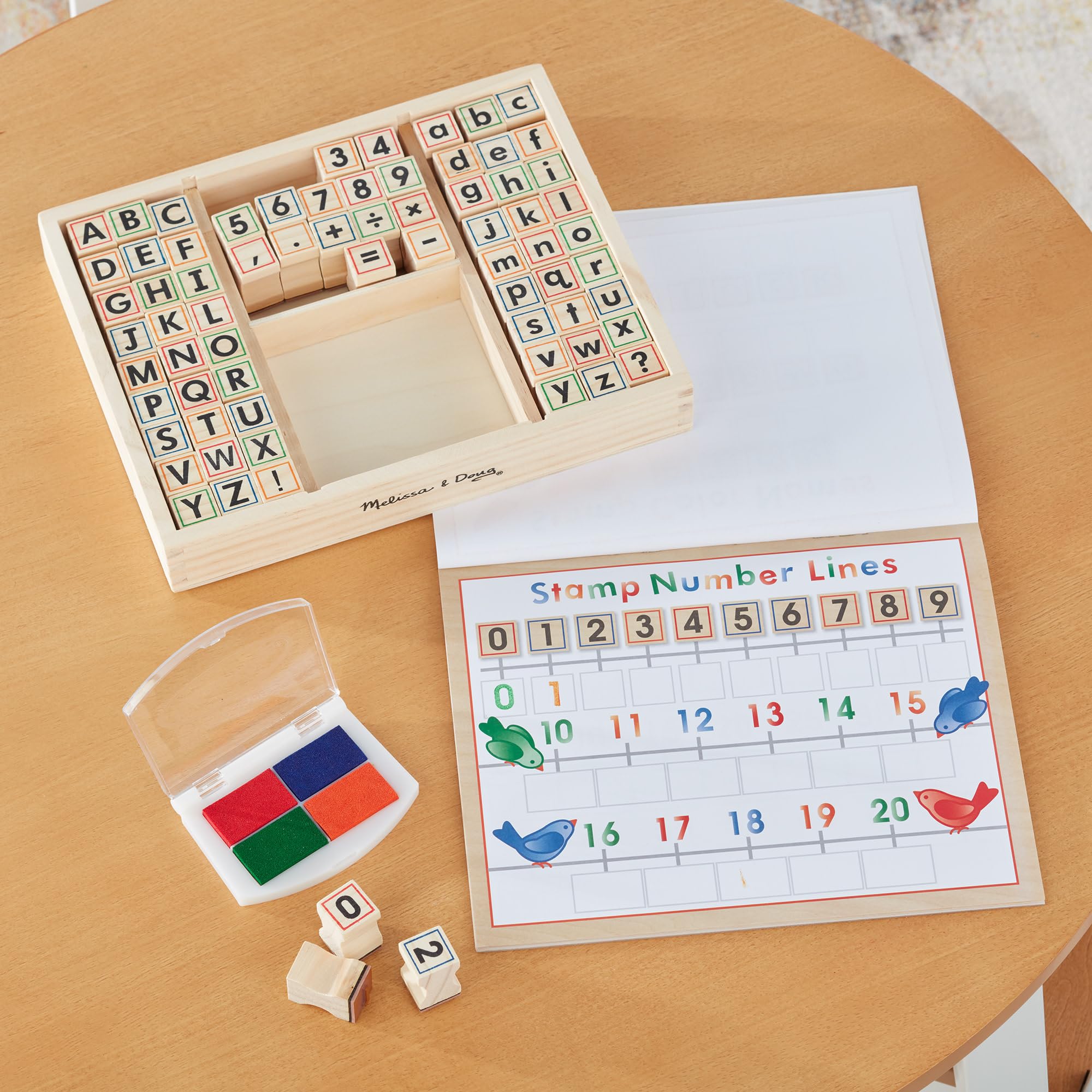 Melissa & Doug - Zahlen und Buchstaben Stempelset mit 71 Holzstempeln, Stempelkissen und Übungsblock, Für Kinder ab 4 Jahren