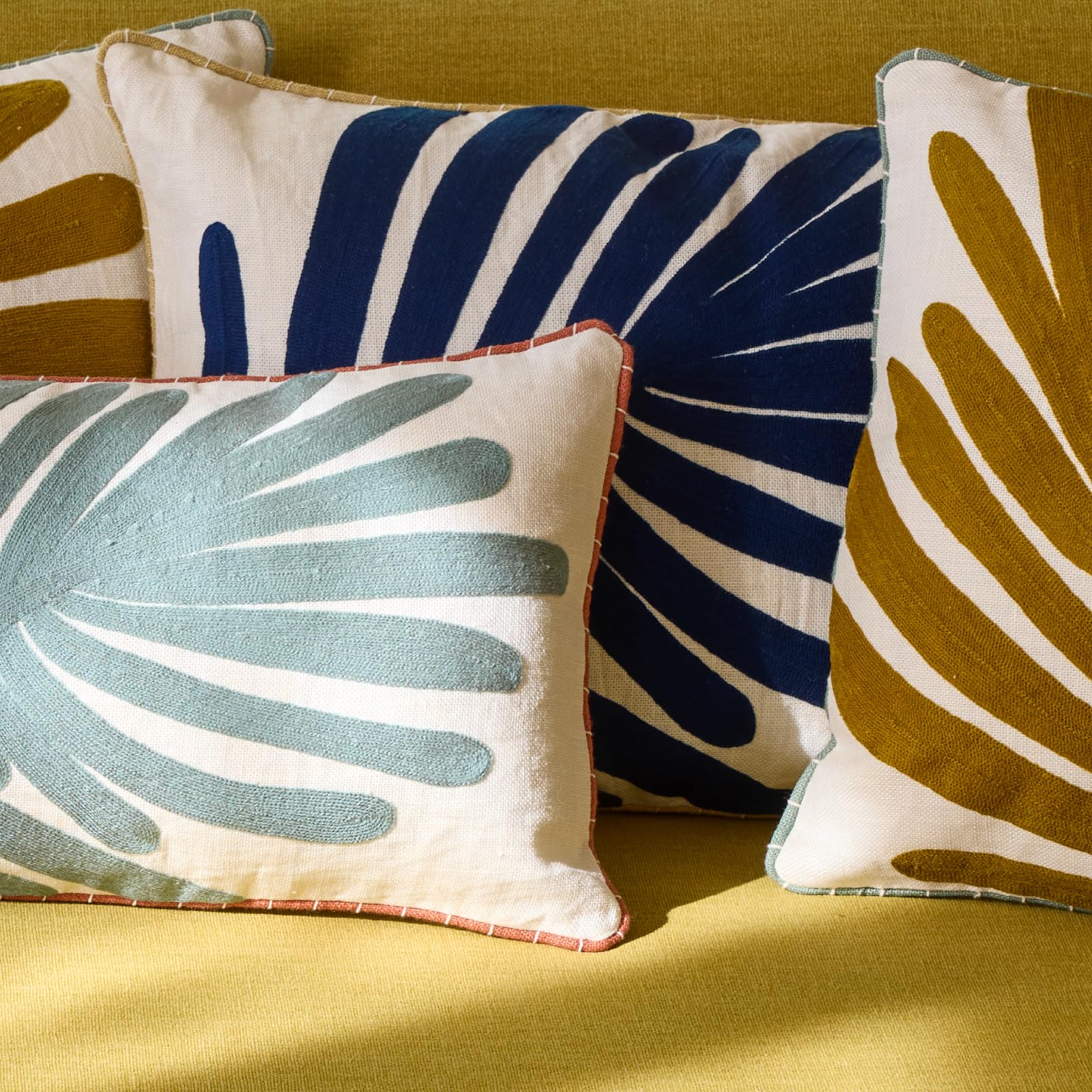 Madura - Housse de Coussin Lin Brodée 40x40 cm - Feuille de Palmier - Broderie Élégante - Collection Tropicale - Ecru Indigo - Décoration Salon Chambre Canapé - TROPI