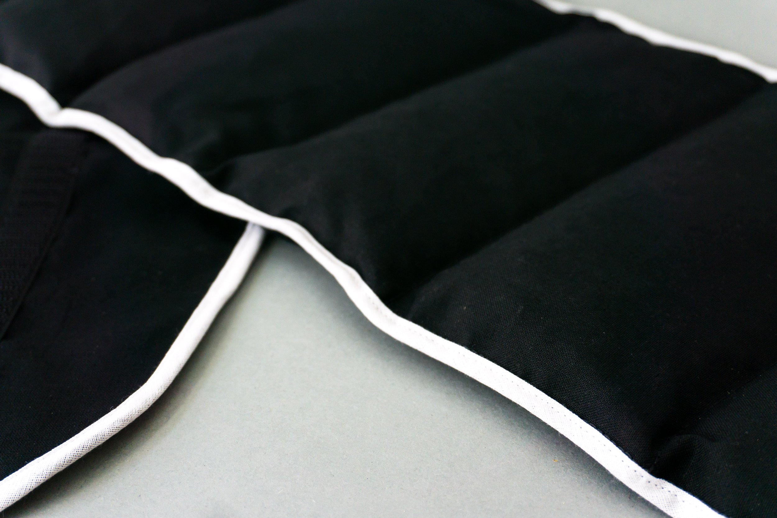 Coussin-ceinture aux graines de lin à sept compartiments avec fermeture à bande auto-agrippante - longueur environ 135cm - Coussin thermique XXL - Ceinture-bouillotte, noir
