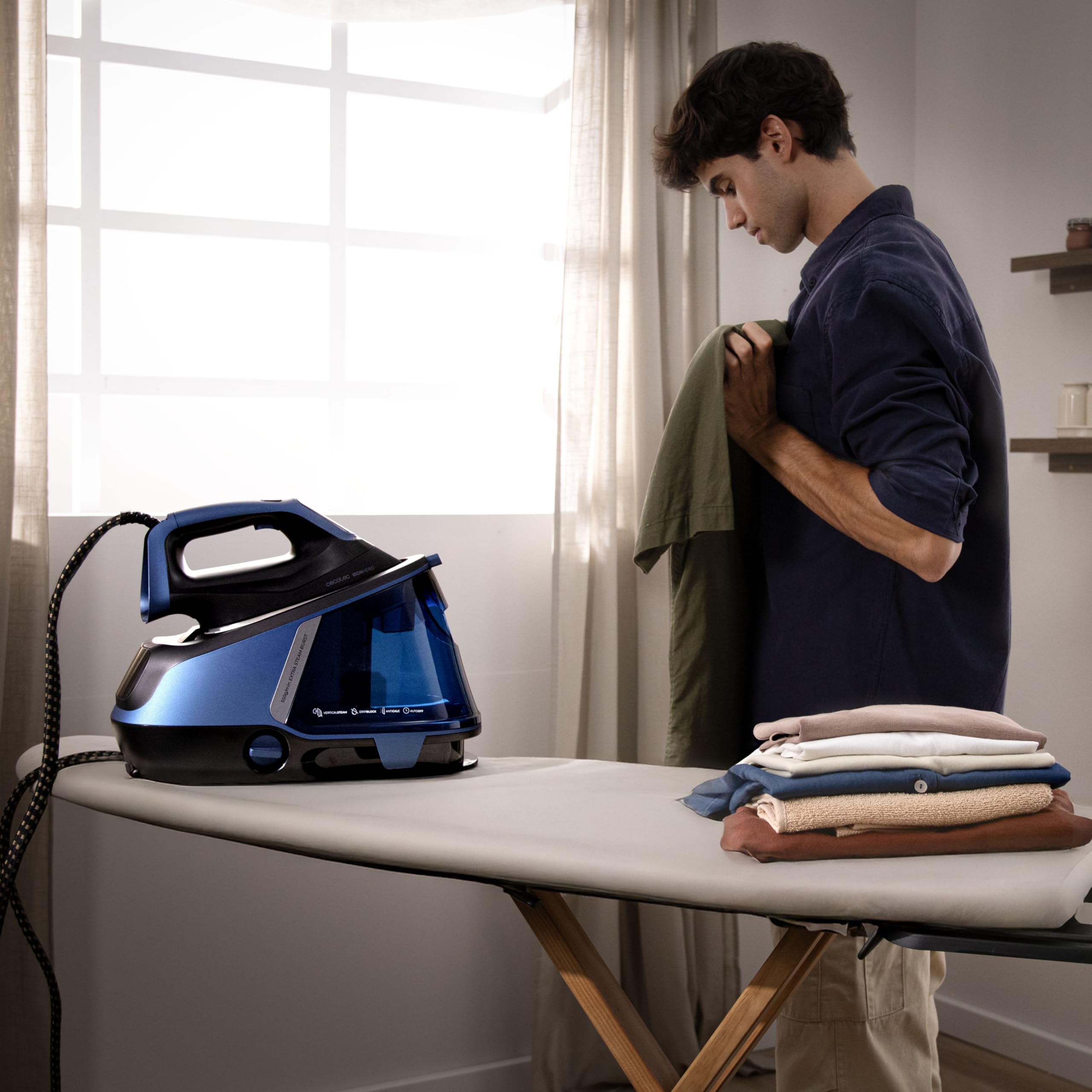 Cecotec Centrale Vapeur Verticale IronHero H-3000 Station Geyser. 3000W, Semelle Céramique Turbo Slide, 600g/min en Coup de Vapeur, Arrêt Automatique, Écran Tactile, Technologie AntiCal et Cyclo Clean