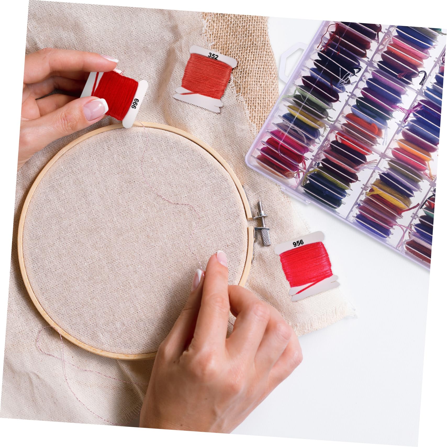 120 Knäuel Stickgarn aus Poly Baumwolle für Kreuzstich und Freundschaftsarmbänder Reißfest Weich 120 Stück | 120 Skeins im Karton, Fray Resistent, für Freundschaftsarmbänder und Bastelarbeiten