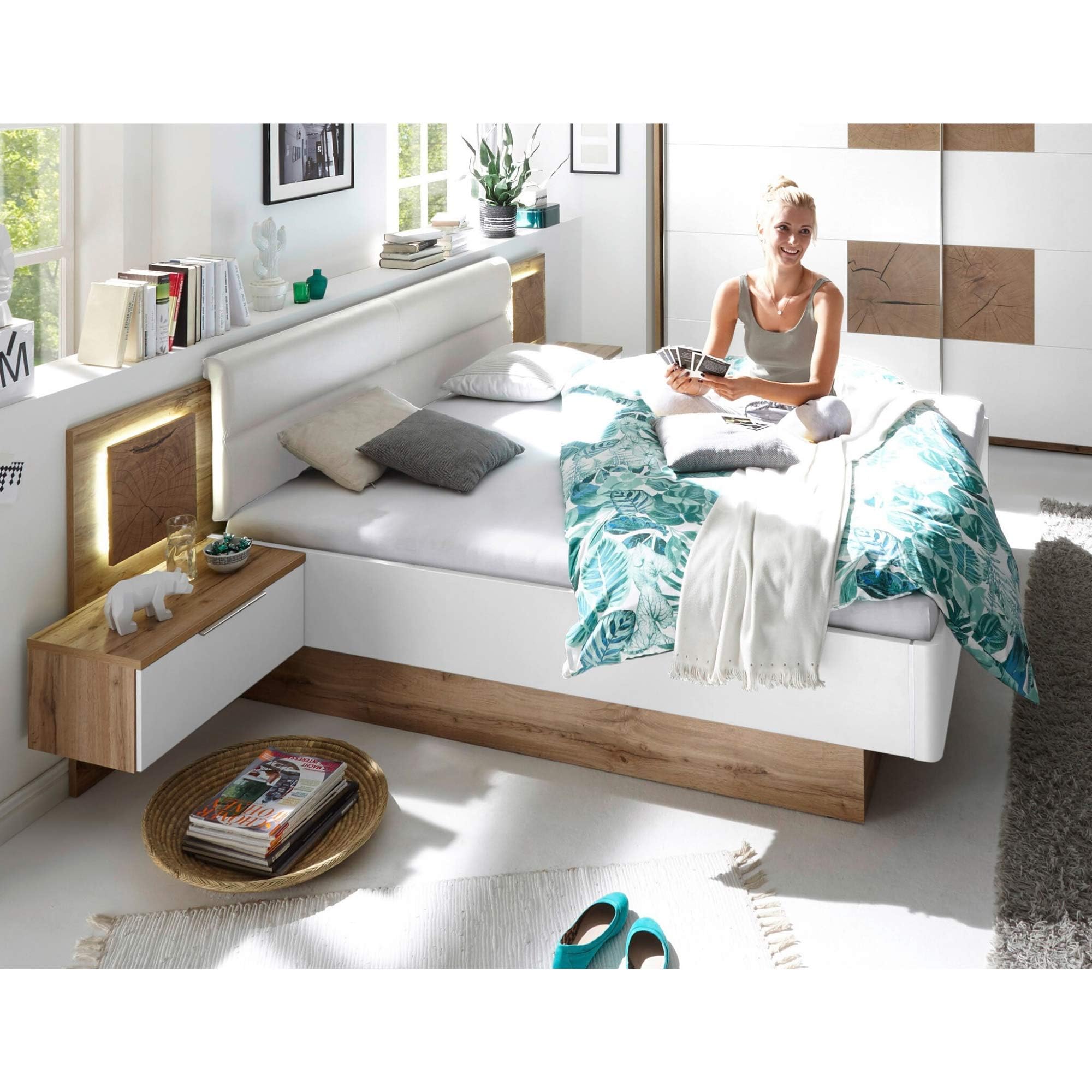 Stella Trading Capri Stilvolle Doppelbett Bettanlage mit LED-Beleuchtung 180 x 200 cm - Schlafzimmer Komplett-Set in Wildeiche-Optik, Weiß - 305 x 96 x 205 cm (B/H/T)