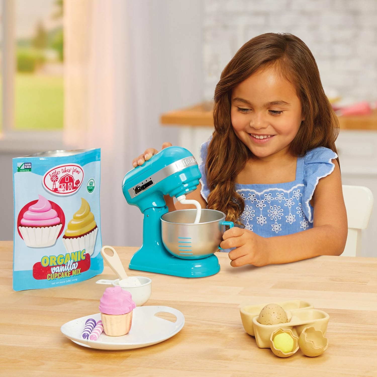 Little Tikes Creative Chefs Baker’s Kit with Make-It Mix Play Sand, 18 Accessories, Realistic Pretend Play Set, Boys, Girls, Ages 3+