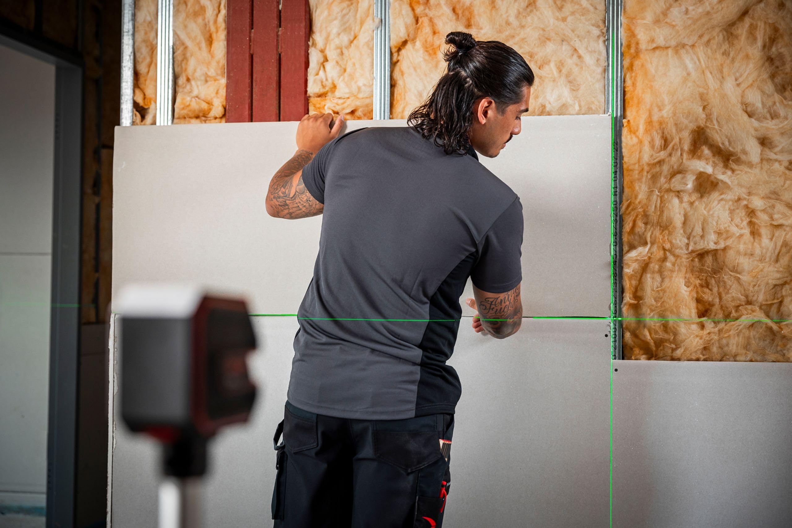 SOLA X2 GREEN Kreuzlinienlaser grün, Linienlaser für Innenausbau & Trockenbau, Laser Messgerät mit scharfen Linien, großer 170° Arbeitsbereich, 30m/80m Reichweite, Neigungsfunktion, einfache Bedienung