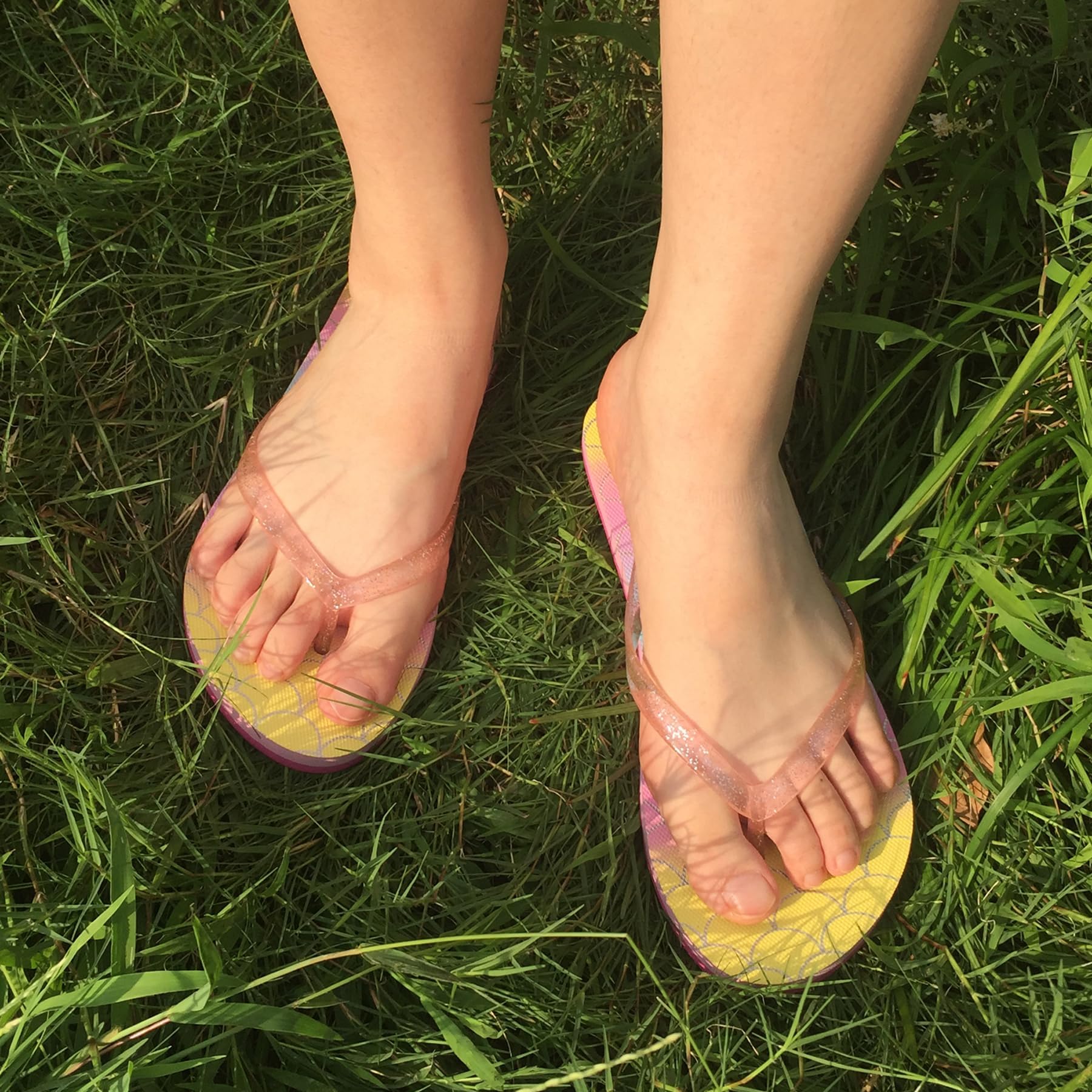 Ataiwee Chanclas para niñas, sandalias de playa para niños pequeños y grandes, sandalias de colores estampados para niños.