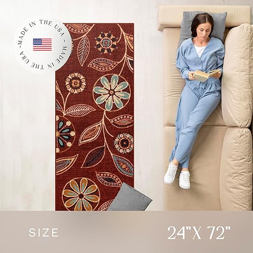 Miniatura 3 de Alfombra antideslizante Maples Rugs Reggie, tapete para pasillo, entrada, con diseño floral (fabricado en Estados Unidos) 2 x 6, color merlot