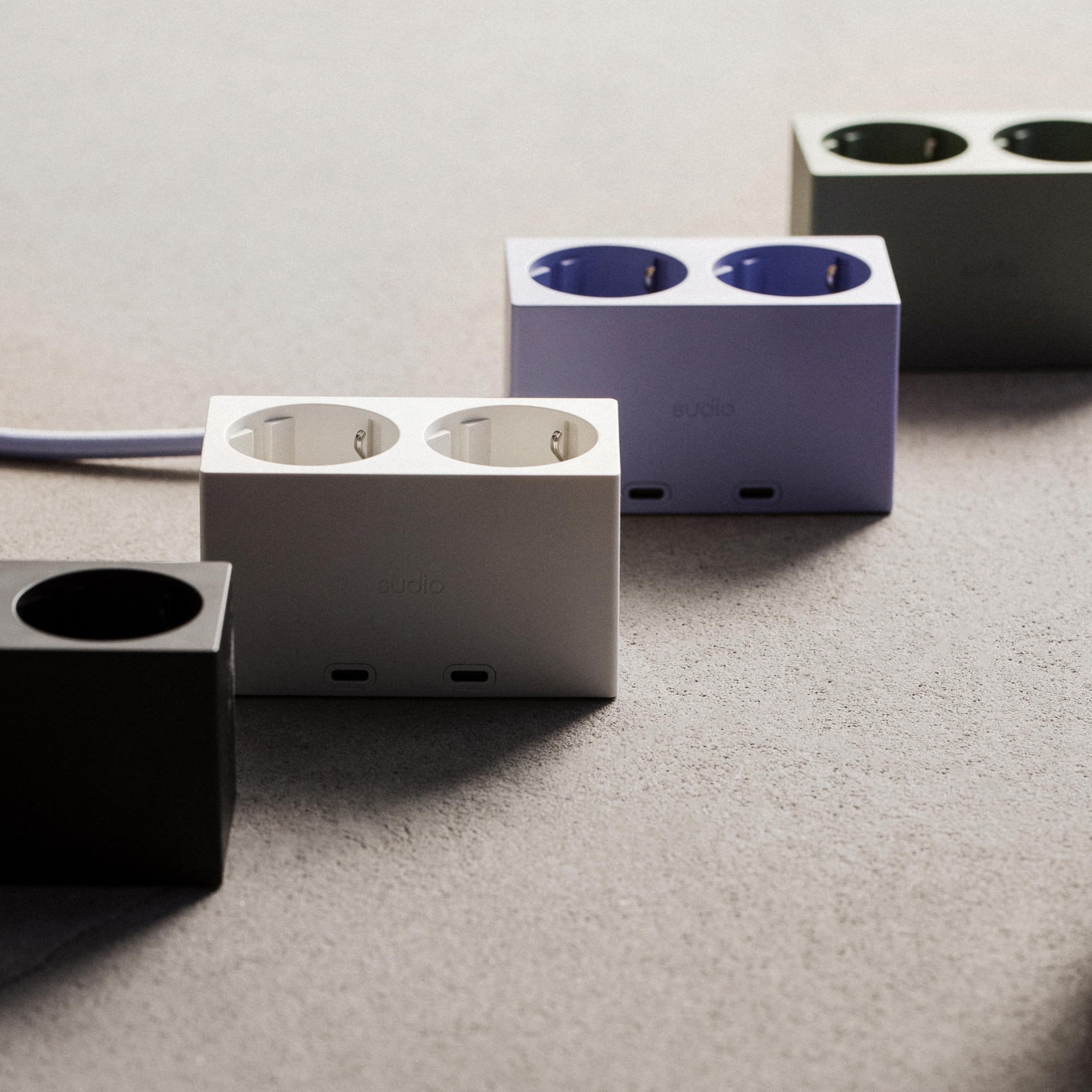Sudio Brick Kompakte Steckdosenleiste | 2 Steckdosen & 2 USB-C Ports (30W GaN) | 1,8 m geflochtenes Kabel | EIN-/Aus-Schalter | Platzsparendes Design | Aus recycelten Materialien | (Green)