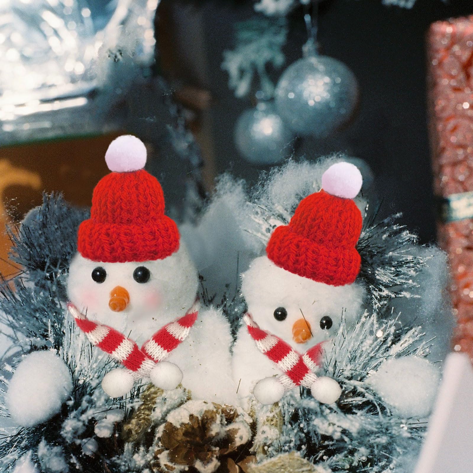 DIVINA VITAE 48 Mini-kerstmutsen – Gebreid, Rood En Groen, 3,5x5 Cm – Voor Knutselen, Poppen, Kerstboom – Feestelijk En Schattig