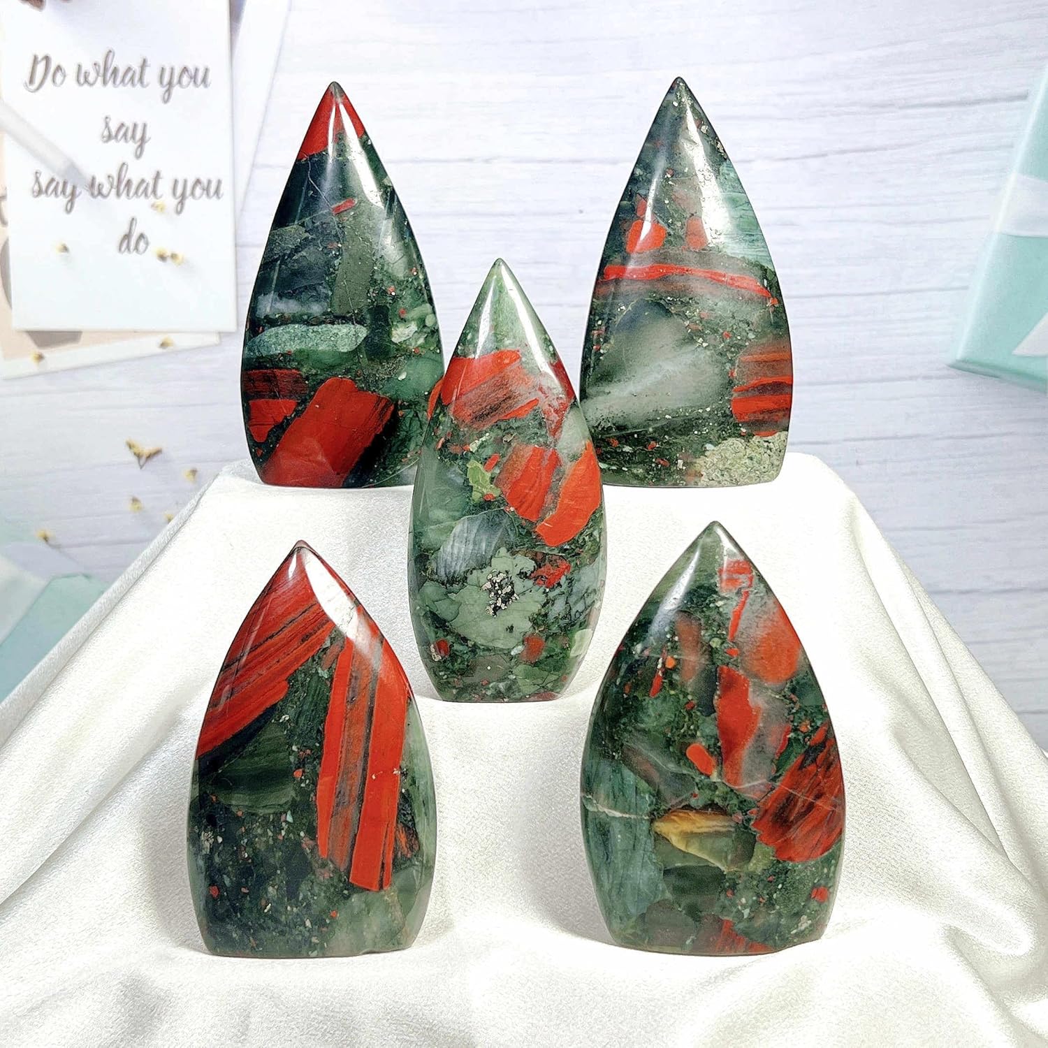 Natural Crystal Mineral Specimen Sailing Bloodstone Standing Stone Point for Home Decoration 1pc