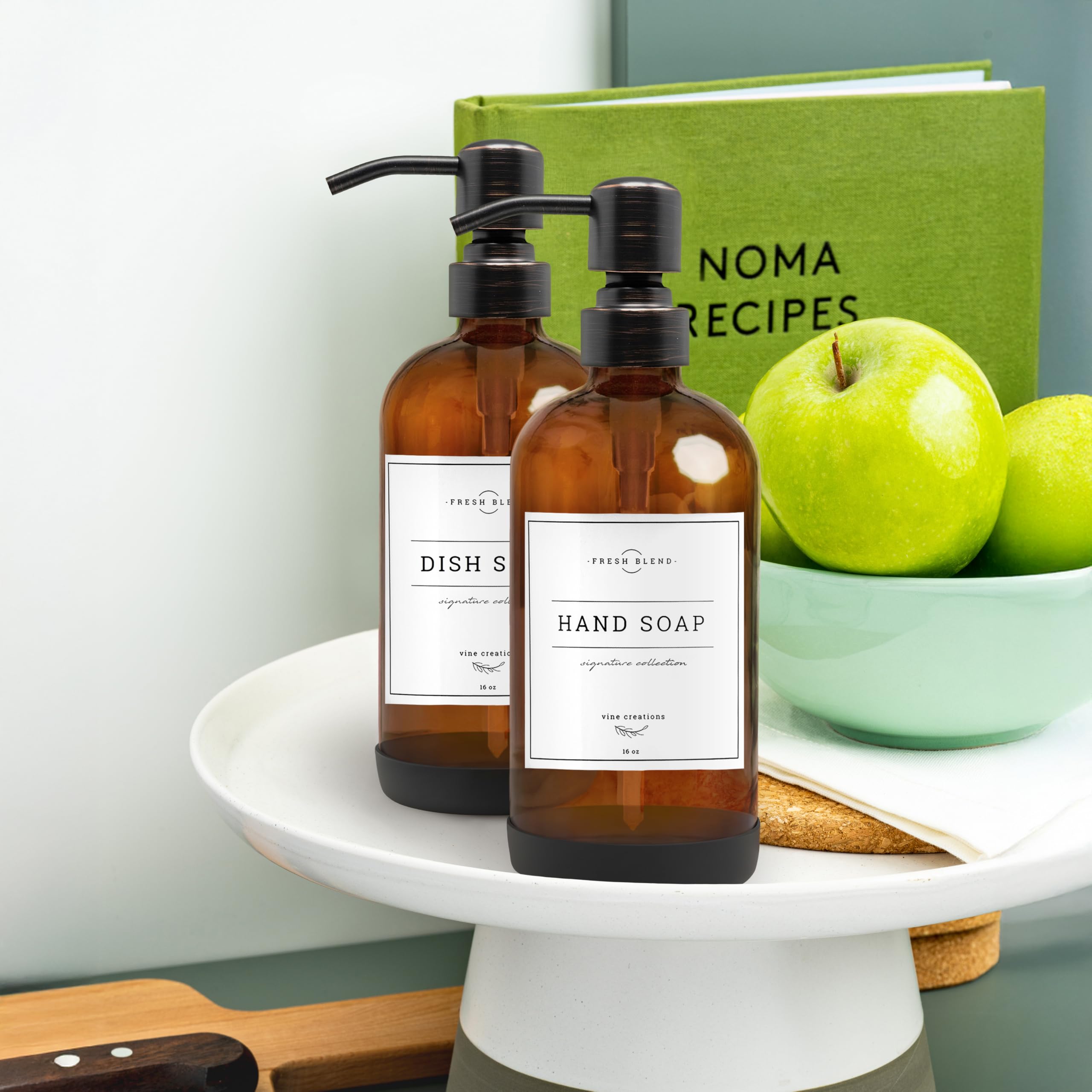 Vine Creations, 2er-Pack Seifenspender-Set für die Küche mit Edelstahlpumpe, Amberglas, 475 ml, Handseifenspender für das Badezimmer, Geschirrseifenspender für die Küche mit Wasserdichten Etiketten