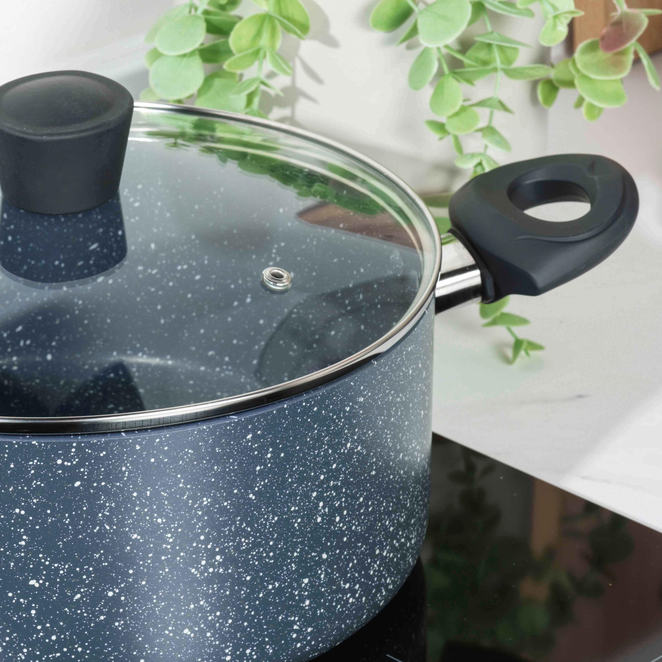 Garnek z tłoczonego aluminium z nieprzywierającą powłoką Russell Hobbs RH00849EU z niebieskim marmurkowym wykończeniem, 24 cm