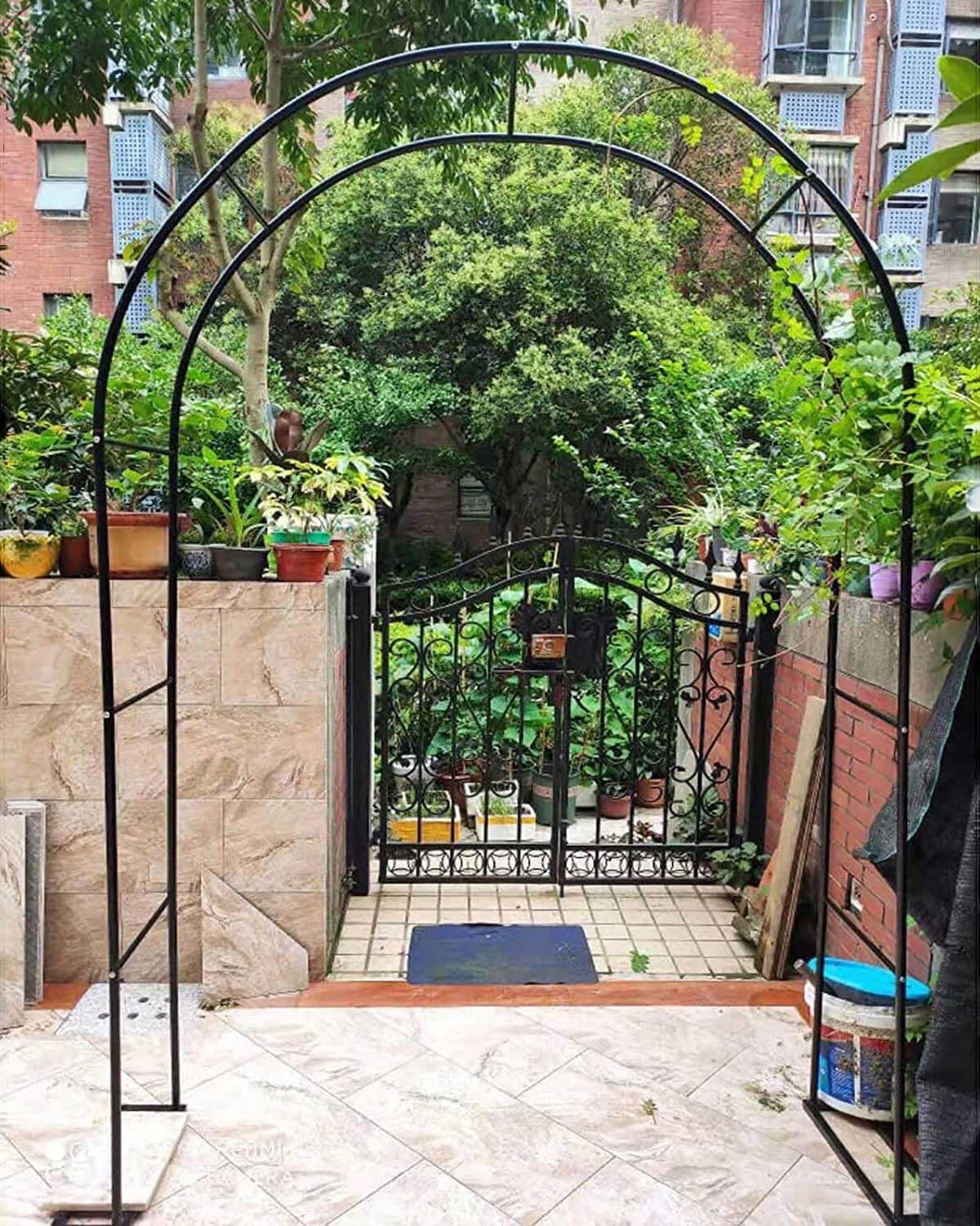 Łuk ogrodowy, czarno-biały, metalowa altana, dekoracyjna pergola ogrodowa z podstawą na ceremonię ślubną, imprezę, róże pnące, trawnik, podwórko, taras (czarny, dł. 138 x szer. 16 x wys. 87)