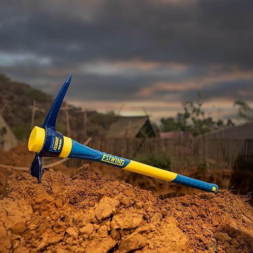 Miniatura 10 de Estwing Mattock de 2.5 libras, mango de fibra de vidrio de 36 pulgadas, ideal para azadas en cuartos reducidos o suelos rocosos