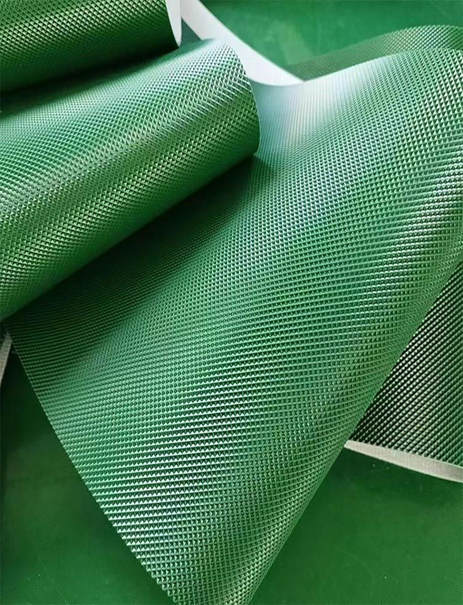 Nastro trasportatore industriale in PVC per un trasporto efficiente nelle linee di produzione e nelle soluzioni di imballaggio Sistema versatile di movimentazione dei materiali per fabbriche e