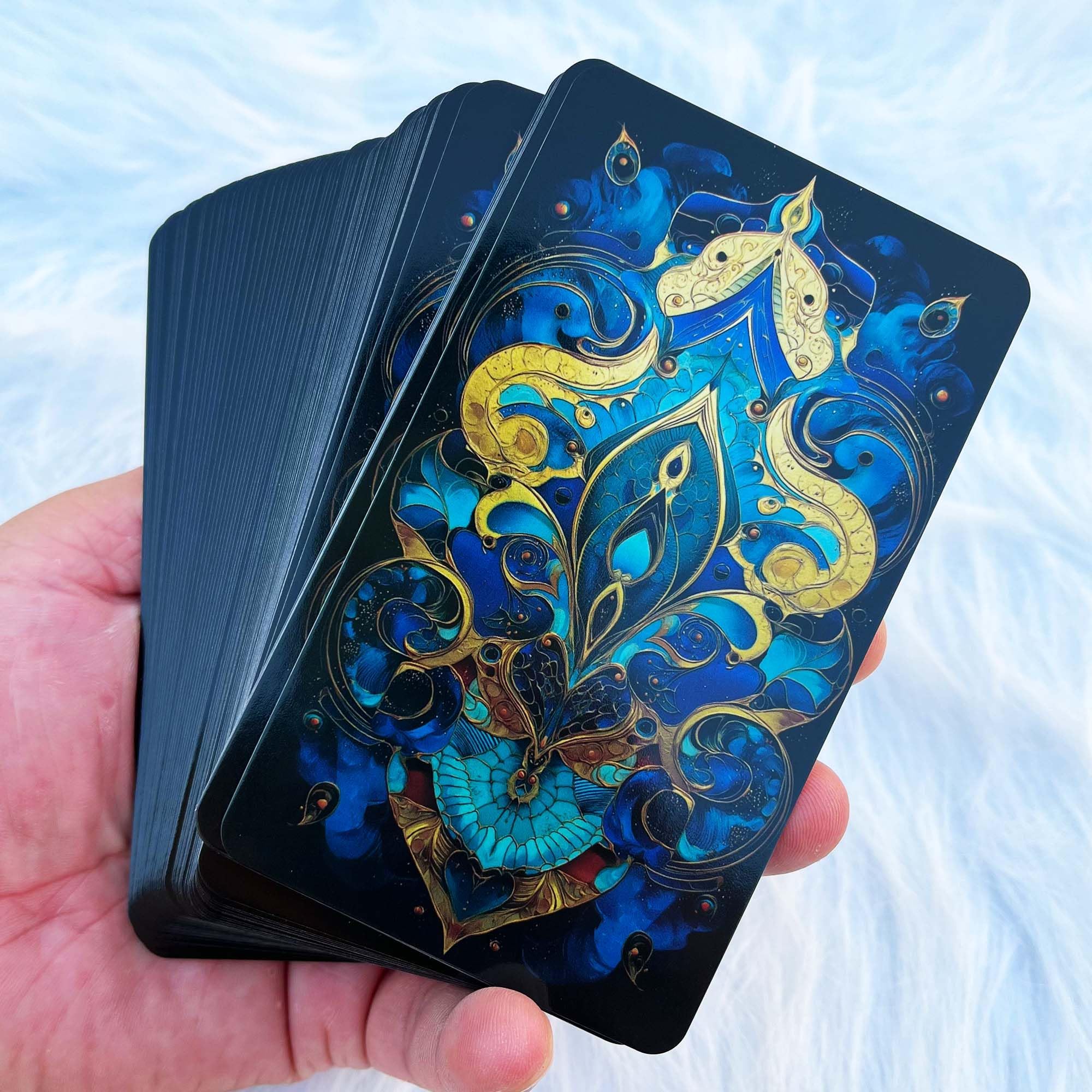 Mazzo di tarocchi Azure Arcana, 78 carte dei tarocchi con guida generale, carte dei tarocchi artistiche blu e oro fantasy per principianti, strumento di divinazione per la lettura della stregoneria