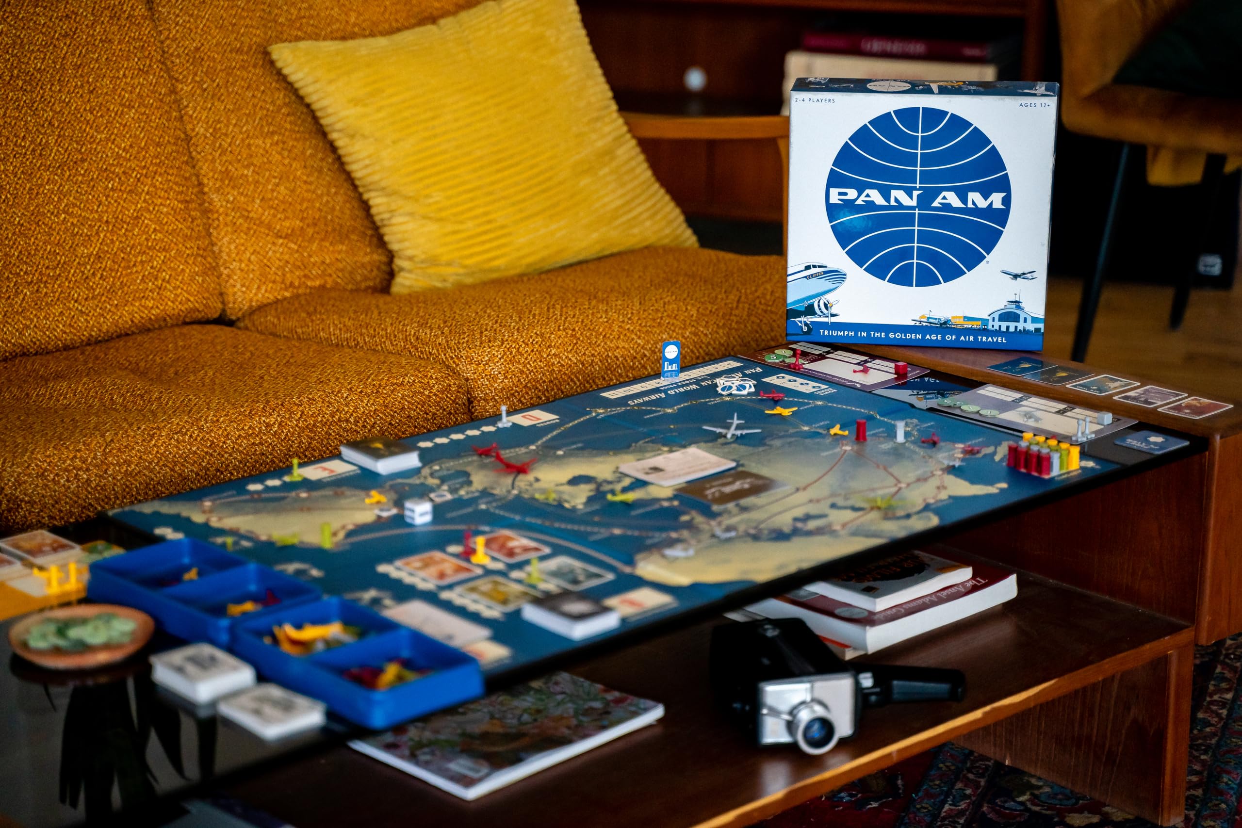 PAN AM Lustiges Strategie-Brettspiel für die ganze Familie - Spanische Sprache - Enthält 52 Flugzeug-Miniaturen aus 4 verschiedenen Fluglinien-Epochen (ab 12 Jahren) Ideal für 2-4 Spieler