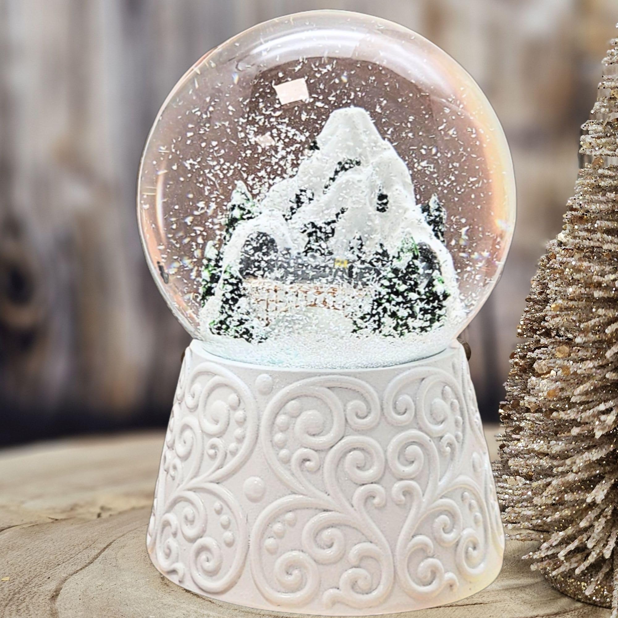 Weihnachts-Schneekugel mit Musik | Berglandschaft mit Brücke | Sockel weiß Ornament | 100mm breit, 140mm hoch | mechanische Spieluhr | Weihnachtsdekoration | 20292
