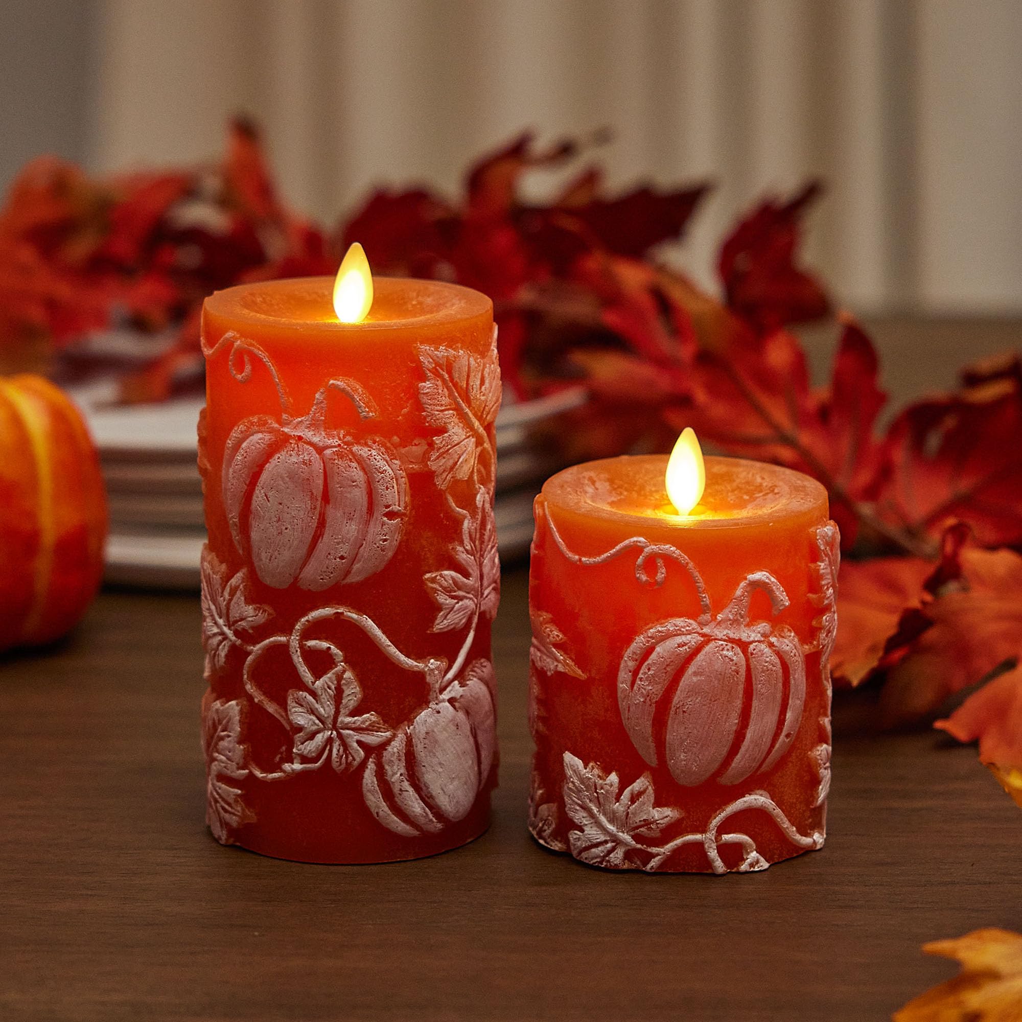 Luminara Stumpenkerze mit geprägten Blättern und Kürbissen, bewegliche Flamme, 8,3 x 16,5 cm, batteriebetriebene LED-Kerze, versenkte Oberseite, echtes Wachs, fernbedienbar (separat erhältlich)