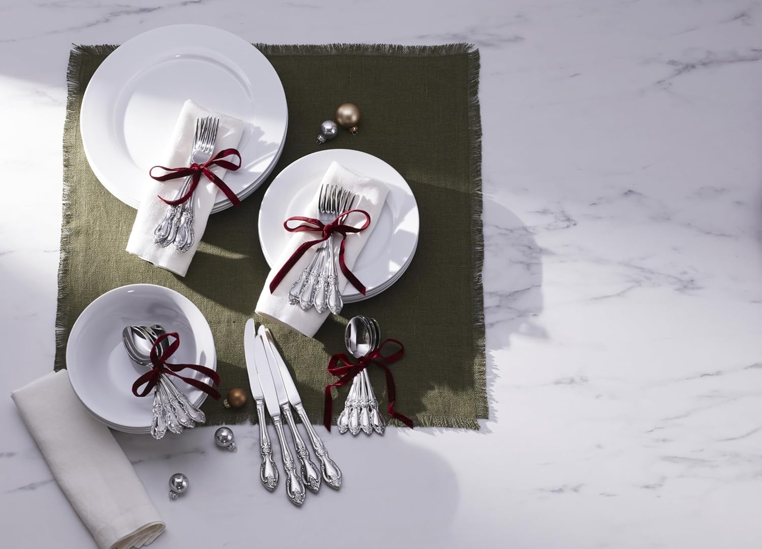 Oneida Silverware Set, Louisiana Fine Flatware Dinner Spoons Set of 4, Service For 4, 18/8 Stainless Steel, Dishwasher Safe, Mirror Finish, 6.8"L x 1.5"W, Stainless Dinner Spoons (4-Piece, Silver)