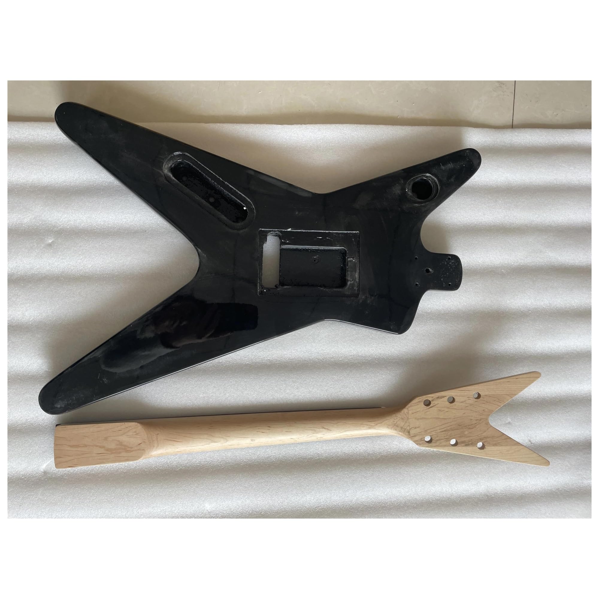 DIY-Gitarren-Bodykit EIN Set Mit Speziell Geformtem Massivem Lindenholz Und Schwarzem E-Gitarren-Kit, Korpus Und Hals, Ahornhals, DIY-Teil