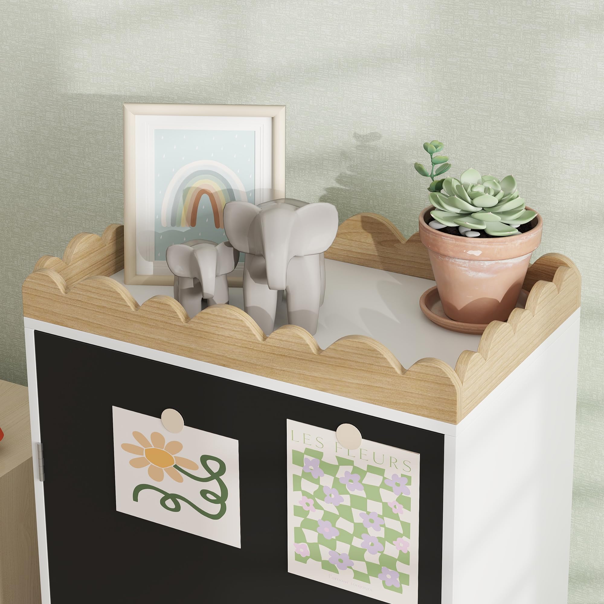 AIYAPLAY Meuble Rangement Enfant, Rangement Jouet Enfant, Armoire pour Enfant avec Porte en Tableau Noir, 3 casiers et Plateau supérieur pour Chambre à Coucher, Salle de Jeux, crèche, Blanc