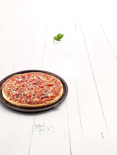 Miniatura 5 de Lékué - Alfombrilla perforada para pizza de 14 pulgadas para hornear en casa (marrón) agujeros que hacen que la pizza crujiente y nutritiva, 100%
